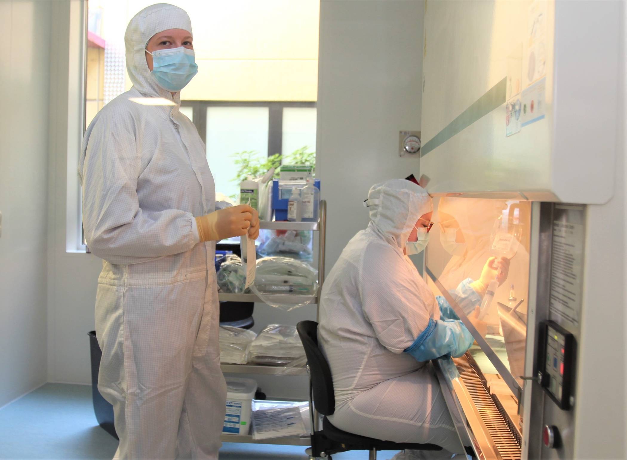  Anreicherin Sonja Stechow und Herstellerin Annika Kaiser an der Werkbank stellen Nahrung für Frühchen und Neugeborene im Leverkusener Klinikum her, das vom Hochwasser betroffen ist. (von links). 