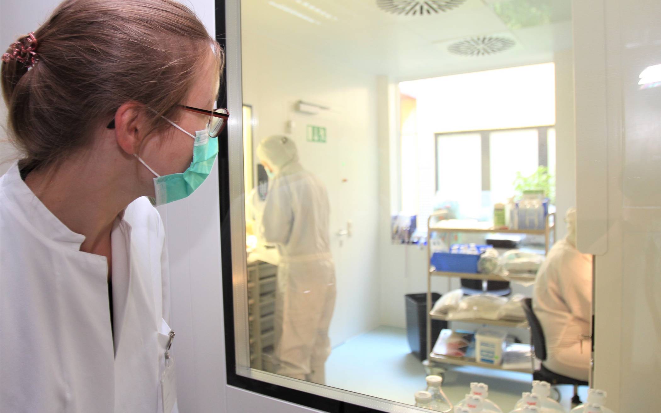  Juliane Naujoks, Apothekerin im Rheinland Klinikum Dormagen, verfolgt durch ein Fenster die Arbeit der beiden Kolleginnen vom Klinikum Leverkusen im Reinraum des Dormagener Krankenhauses an der Dr. Geldmacher-Straße. 