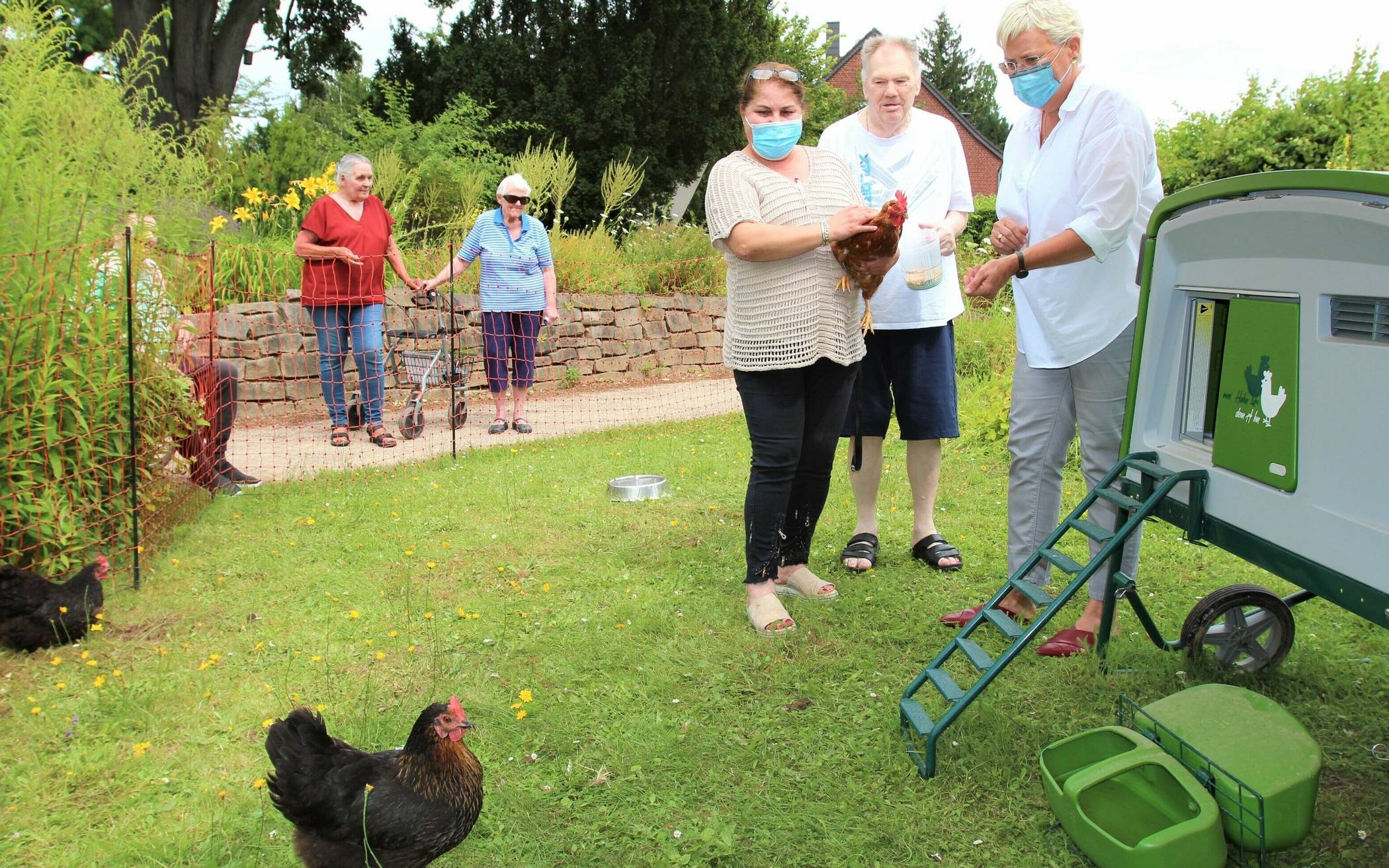  Einrichtungsleitung Iris Baldus (rechts) und Sevilay Hermes (mit Huhn) vom Sozialdienst des Seniorenhauses „Lindenhof“ freuen sich, dass die Hühner die Bewohner des Hauses aktivieren und manche Erinnerung wecken. 
