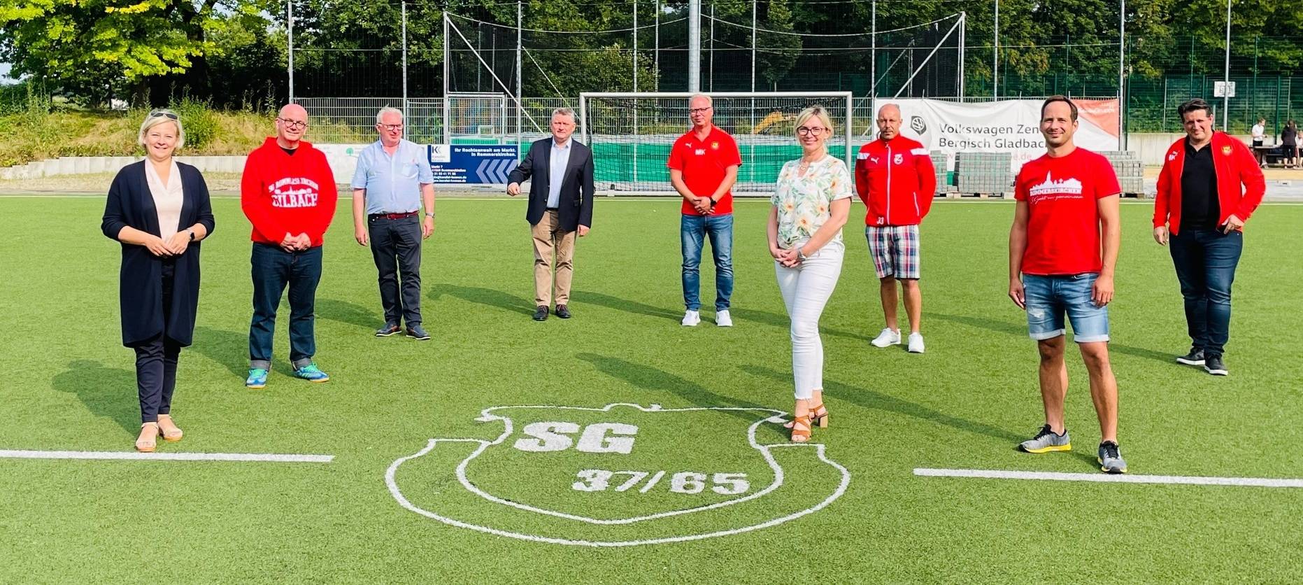  Großer Bahnhof für die ranghöchsten Politiker der Region bei der SG Rommerskirchen: Landtags-Abgeordnete Heike Troles und Bundestags-Abgeordneter Hermann Gröhe trafen sich mit dem Vorstand. Und bekamen jede Menge Tipps mit auf dem Weg, welche Hilfen sich die Vereine während der Pandemie gewünscht hätten. 