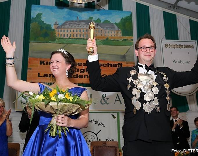  Felix und Alice von Nesselrode sind das (immer noch amtierende) Königspaar von Langwaden. Der jetzige König von Langwaden, der ansonsten aber in Berlin lebt, aber jedes zweite Wochenende bei seiner Familie in Langwaden weilt, wird von seiner 25 Jahre alten Schwester begleitet. „Sie spricht sieben Fremdsprachen fließend und hat in Chicago ein ,German Oktoberfest’ veranstaltet“, verriet Heiner Hoffmann. 