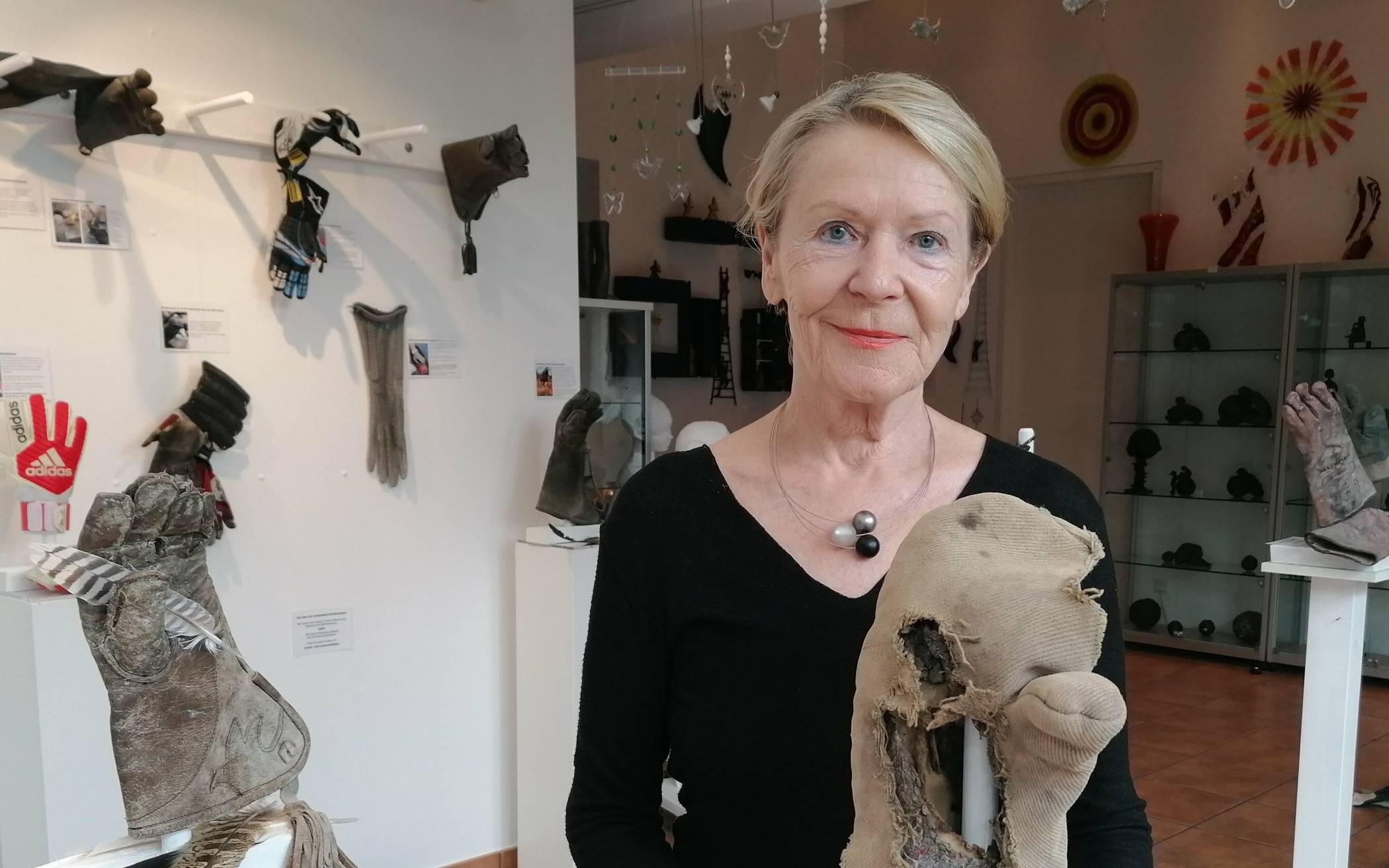  Renate Fellner hat sich in ihrer neuen Ausstellung mit Handschuhen befasst.  