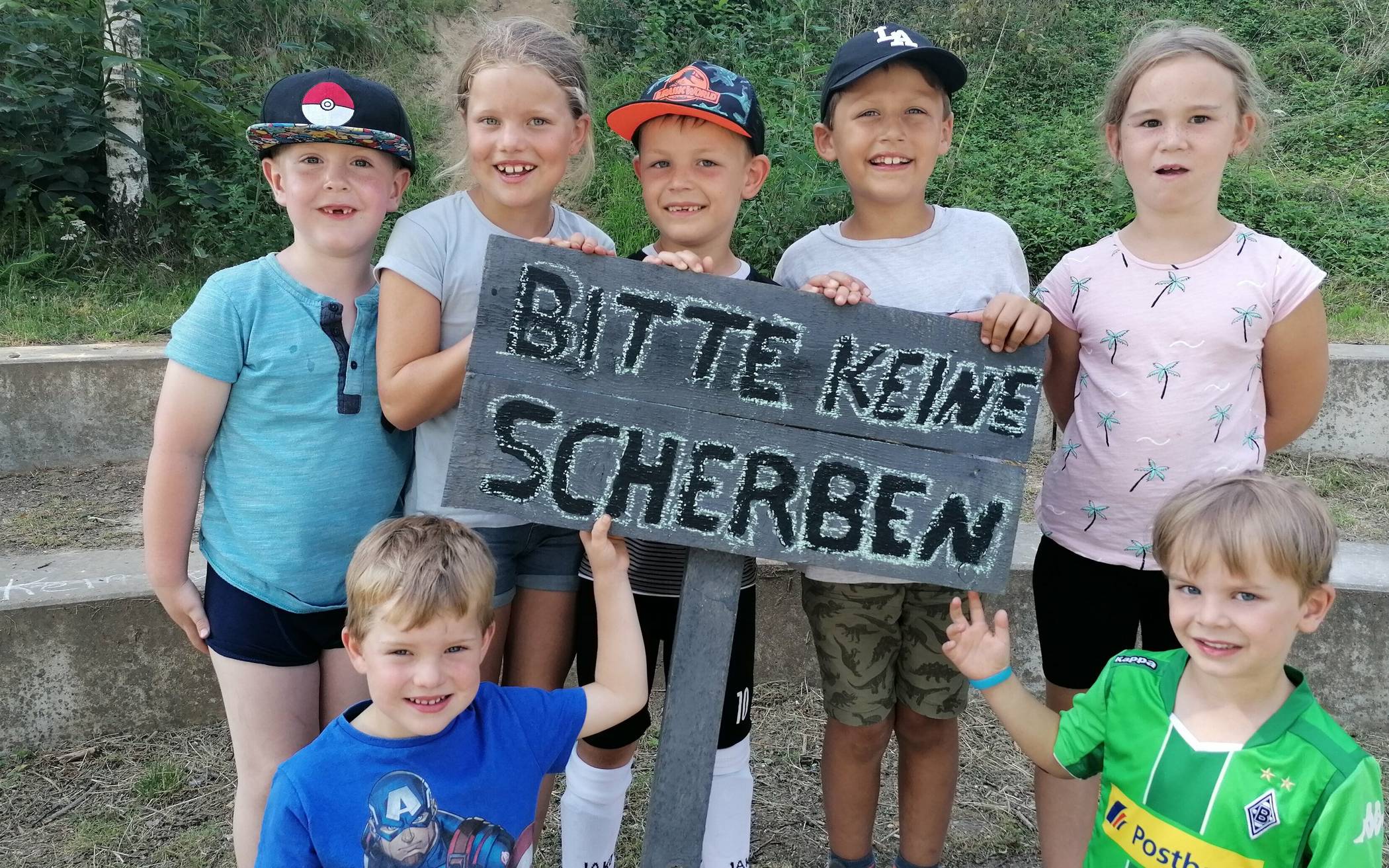  Die Kinder bauten kurzerhand ein Schild, um auf das Problem aufmerksam zu machen:&nbsp;„Wir wollen doch nur hier spielen!“  