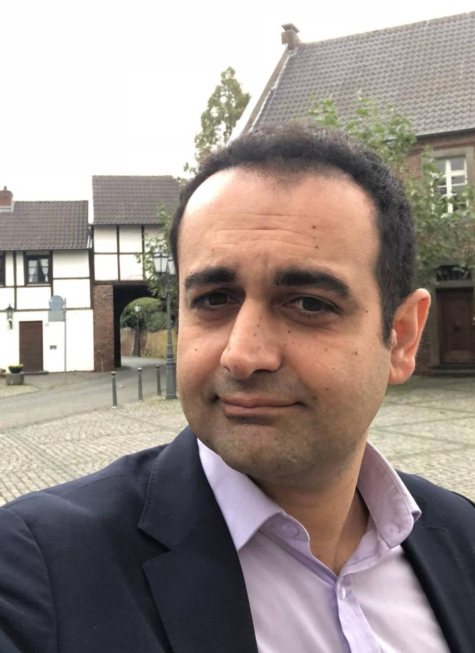  Bijan Djir-Sarai, liberaler Bundestags-Kandidat und deren außenpolitischer Sprecher im Bundestag,  machte für den Kurier-Verlag ein Selfie an seinem Lieblingsplatz in seiner Heimatstadt Grevenbroich:  „Der Platz vor dem Schwimmbad. Hier habe ich früher vor allem in den Schulferien viel Zeit verbracht. Oft bin ich mit Klassenkameraden hier gewesen und wir sind anschließend in die City (so haben wir damals die Fußgängerzone genannt) gegangen.“ 