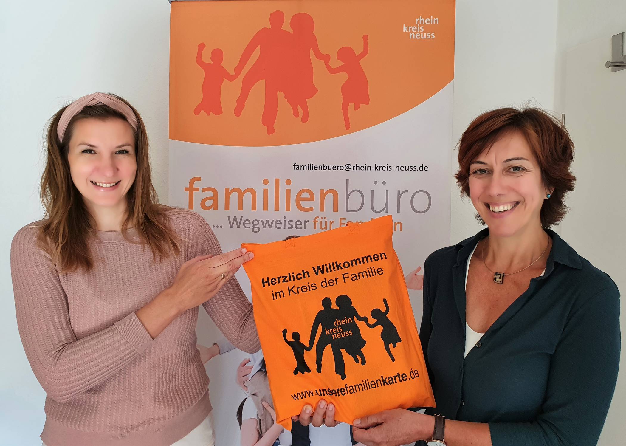  Marie Seckin und Hildegard Otten überreichen Baby-Begrüßungspakete an junge Familien. 