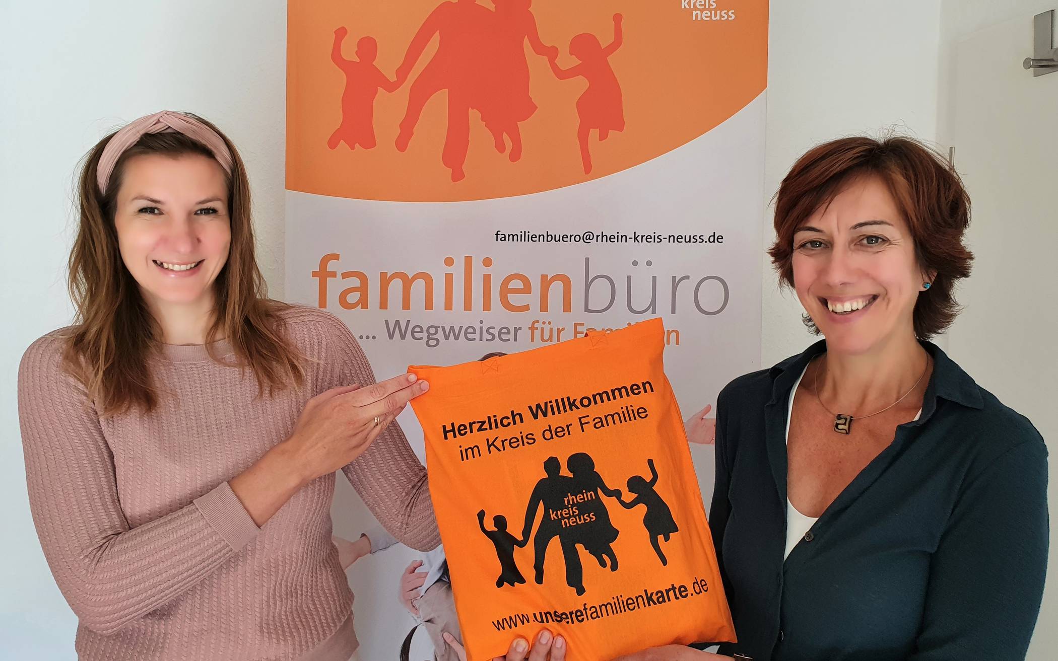  Marie Seckin und Hildegard Otten überreichen Baby-Begrüßungspakete an junge Familien. 