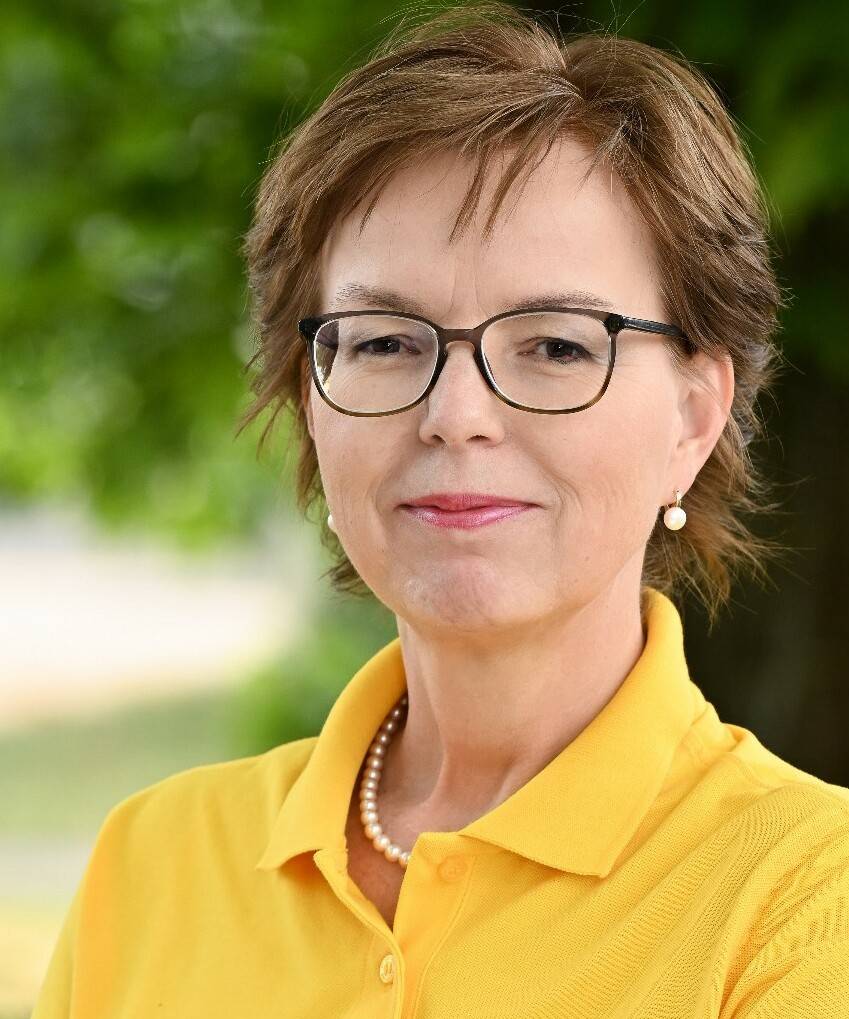  Petra Schenke, „grüne“ Bundestags-Kandidatin, erzählt, dass sie inzwischen gelernt habe, auf Kommando in Kameras zu lächeln. Ansonsten schaue sie sich gerne Interviews von Robert Habeck, seines Zeichens Bundesvorsitzender der „Grünen“, an. „Ich lerne extrem aus seinen Interviews“, betont sie. Dabei gehe es ihr weniger um das Inhaltliche, als vielmehr um die Art der Formulierung. 