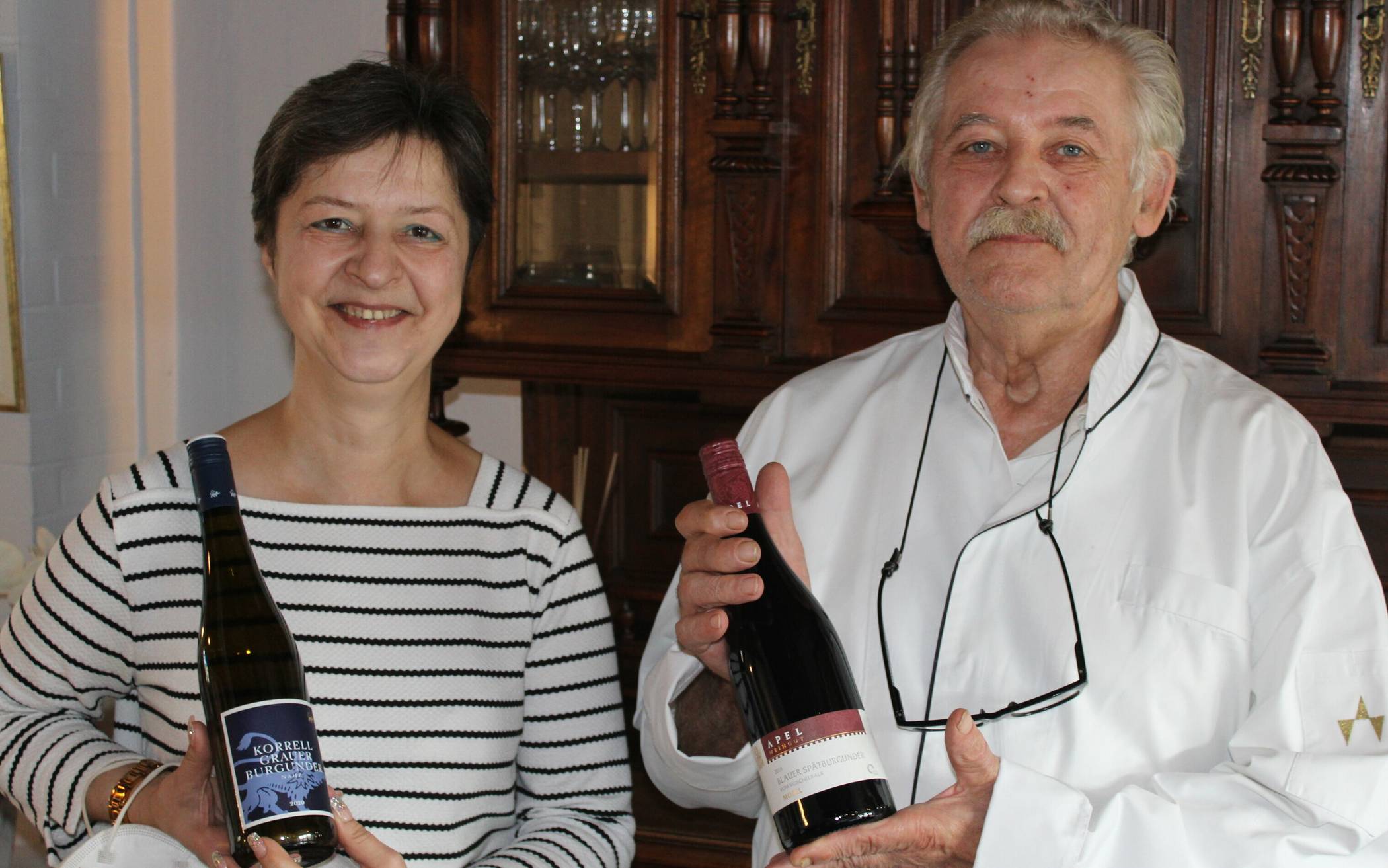  Vater und Tochter Bäumges freuen sich zusammen mit Küchenchef Frank vom Dorp auf den Benefiz-Abend, für den sie sich ein besonders tolles Menü überlegt haben. 