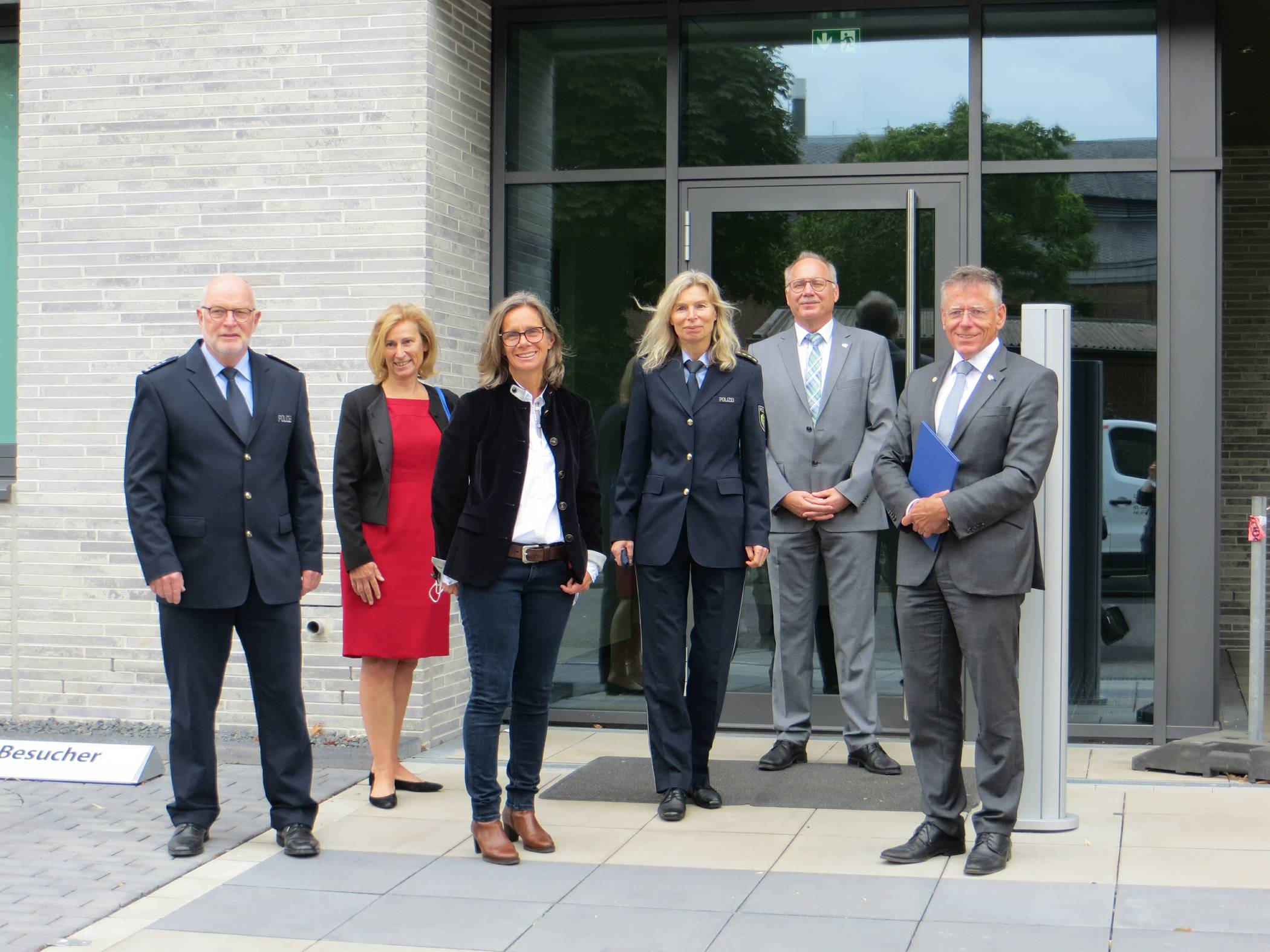  Bernhard Wöltgen, Elke Kolfen, Regina Kiparski, Heidi Fahrenholz, Abteilungsleiter der Kreispolizeibehörde, Thomas Desgronte, Kreisverwaltungsdirektor, und Landrat Hans-Jürgen Petrauschke bei der Übergabe des Neubaus. 