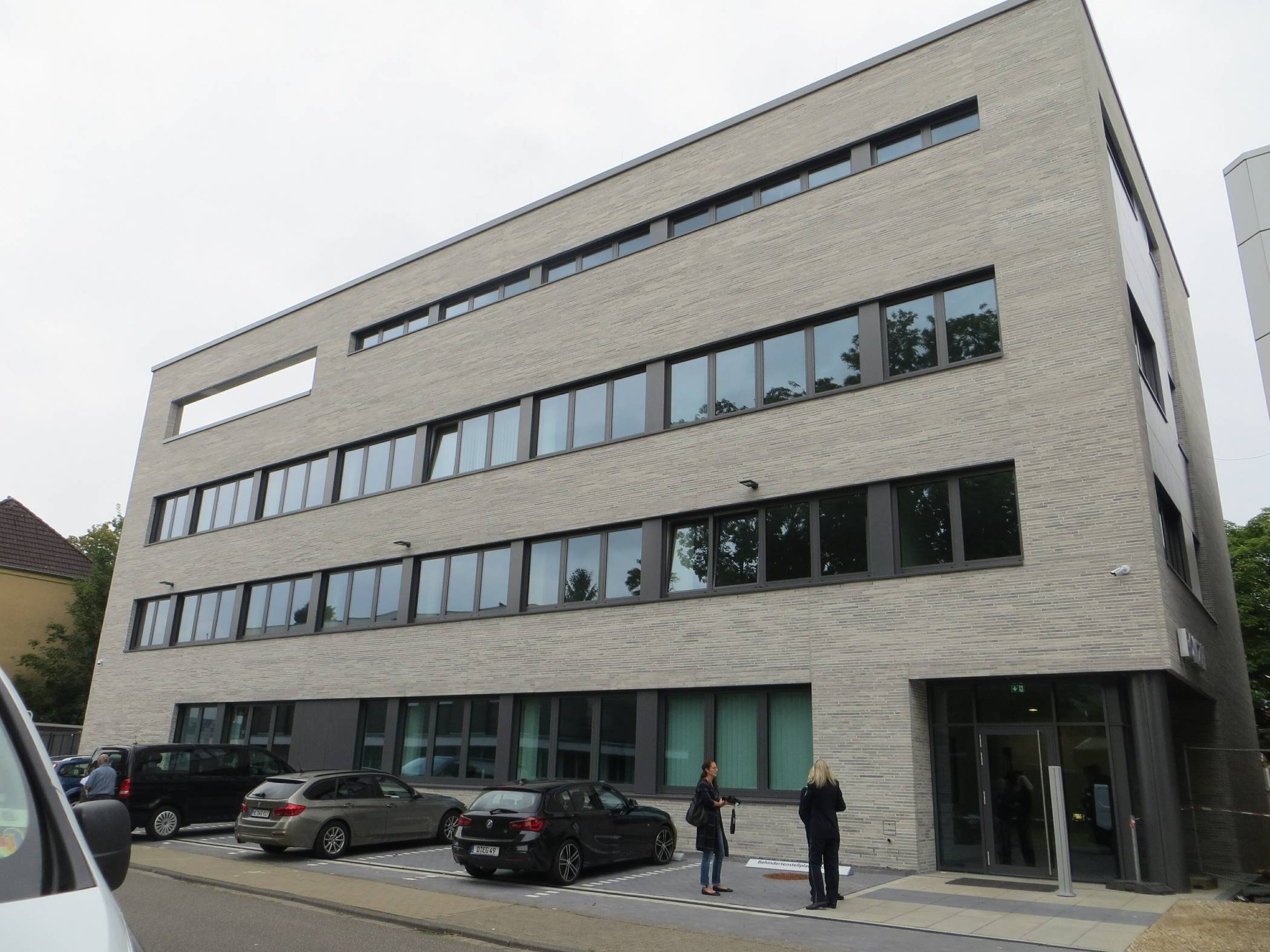  Das neue Dienstgebäude wurde direkt neben dem alten Bau errichtet. 