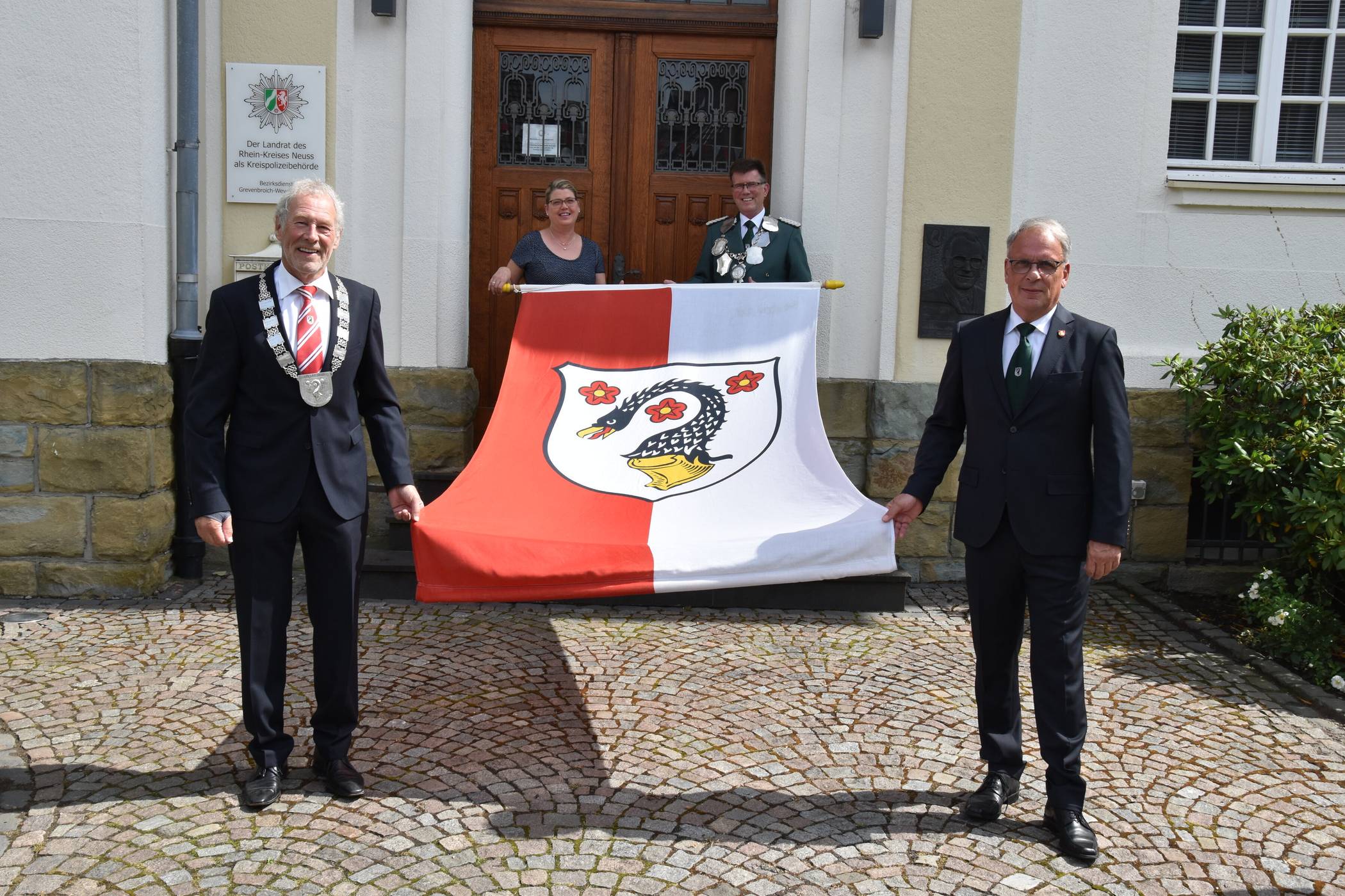  Auch in diesem Jahr wird am eigentlichen Schützenfestwochenende die Wevelinghovener Fahne vor dem Rathaus der Stadt wehen. Bei der Übergabe war das Königspaar Ursel und Stefan Fücker (hinten) sowie Präsident Günter Piel (vorne links) und der zweite stellvertretende Bürgermeister Dr. Peter Cremerius dabei. 