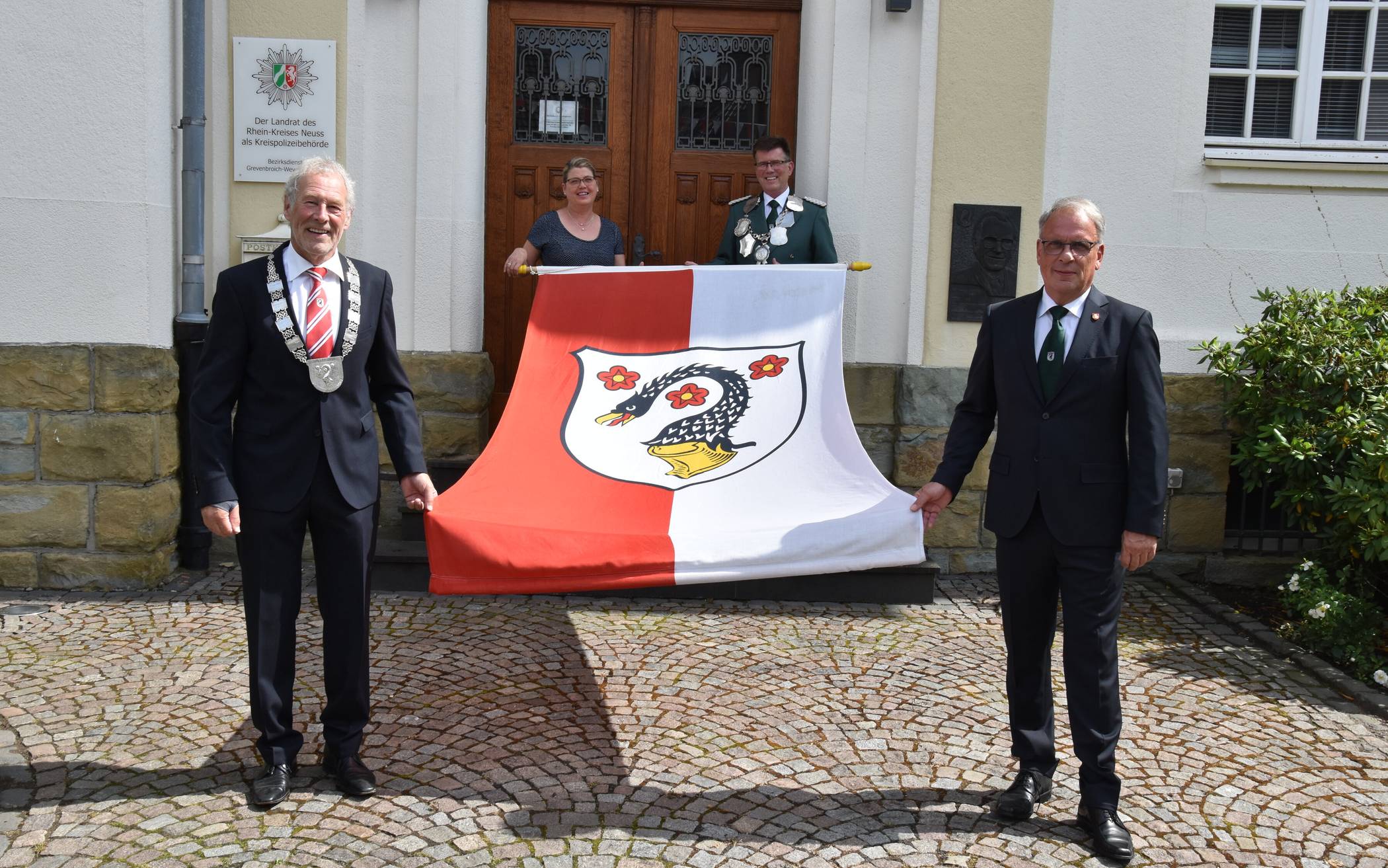  Auch in diesem Jahr wird am eigentlichen Schützenfestwochenende die Wevelinghovener Fahne vor dem Rathaus der Stadt wehen. Bei der Übergabe war das Königspaar Ursel und Stefan Fücker (hinten) sowie Präsident Günter Piel (vorne links) und der zweite stellvertretende Bürgermeister Dr. Peter Cremerius dabei. 