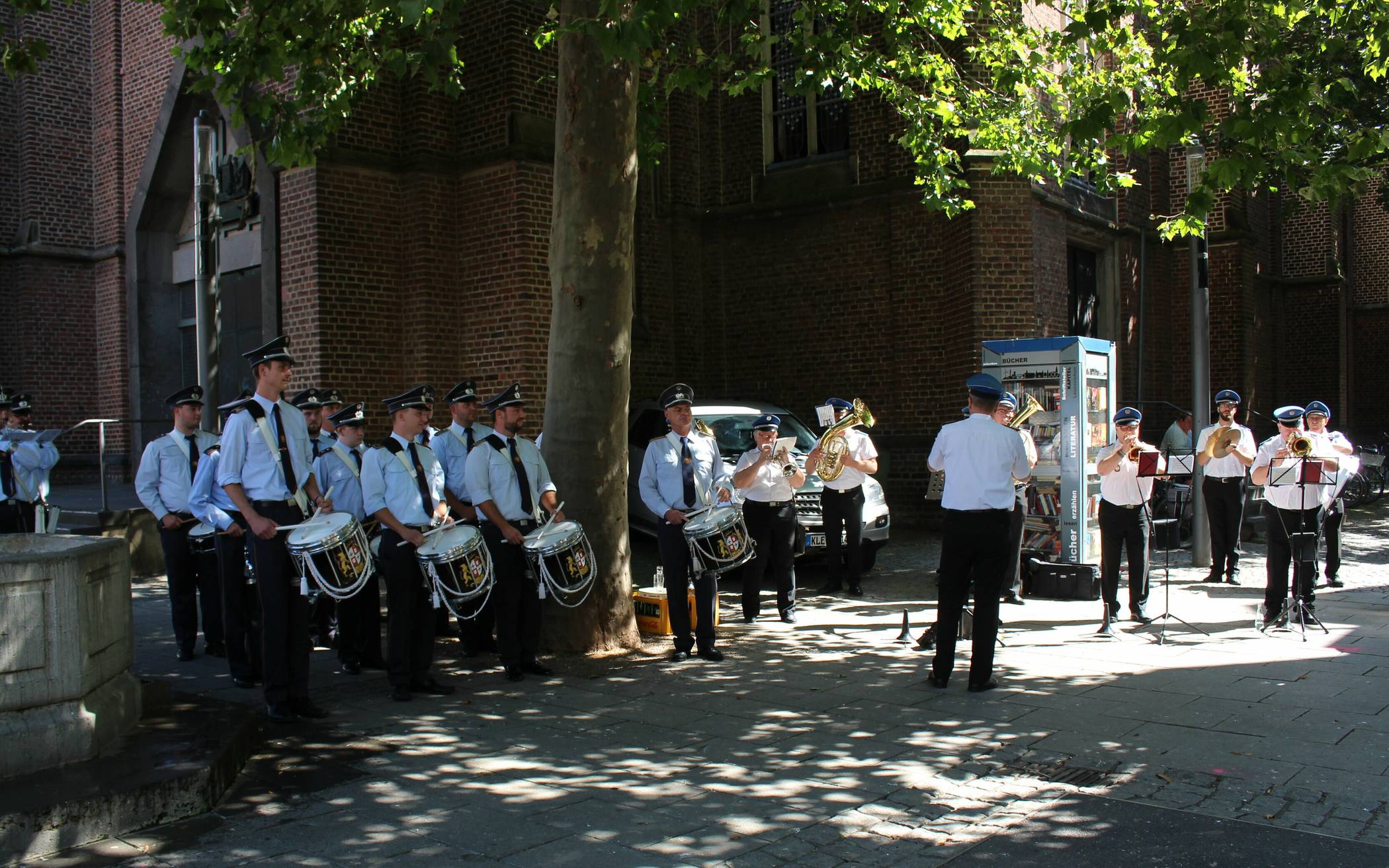  Endlich wieder Musik auf dem Marktplatz. Ein Highlight für alle vor Ort. 