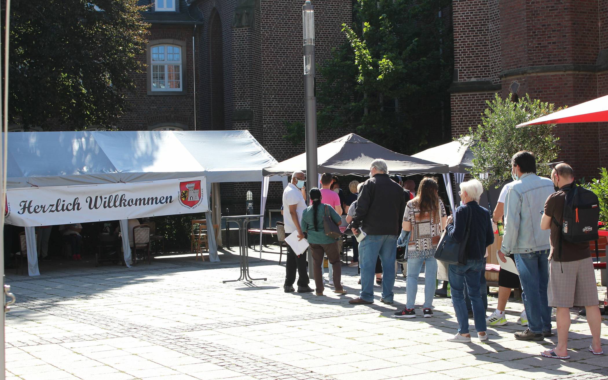  Schon früh bildete sich eine Schlange vor dem Impf-Zelt am Marktplatz. 