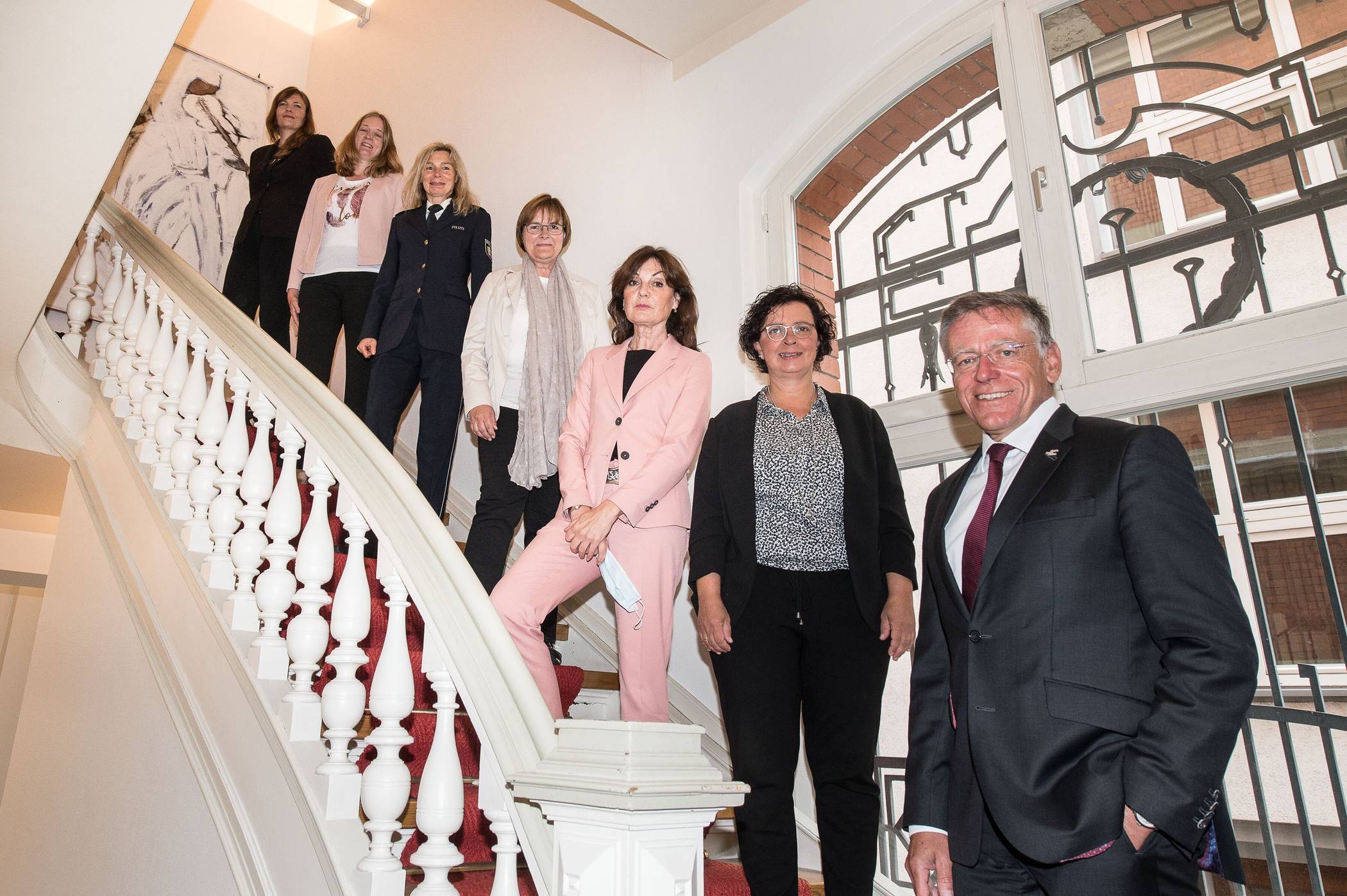  Landrat Hans-Jürgen Petrauschke und Gleichstellungbeauftragte Ulrike Kreuels (4.v.r.) mit den neuen weiblichen Führungskräften (v.r.): Barbara Albrecht, Sabine Hustedt, Heidi Fahrenholz, Ines Willmer und Anja Moll. 