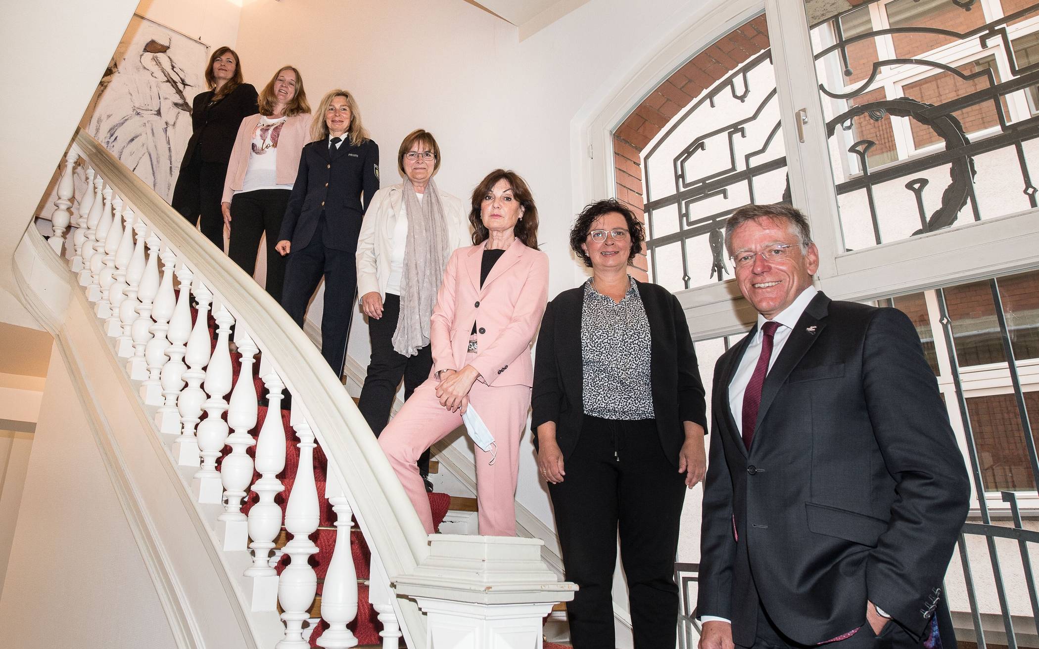  Landrat Hans-Jürgen Petrauschke und Gleichstellungbeauftragte Ulrike Kreuels (4.v.r.) mit den neuen weiblichen Führungskräften (v.r.): Barbara Albrecht, Sabine Hustedt, Heidi Fahrenholz, Ines Willmer und Anja Moll. 