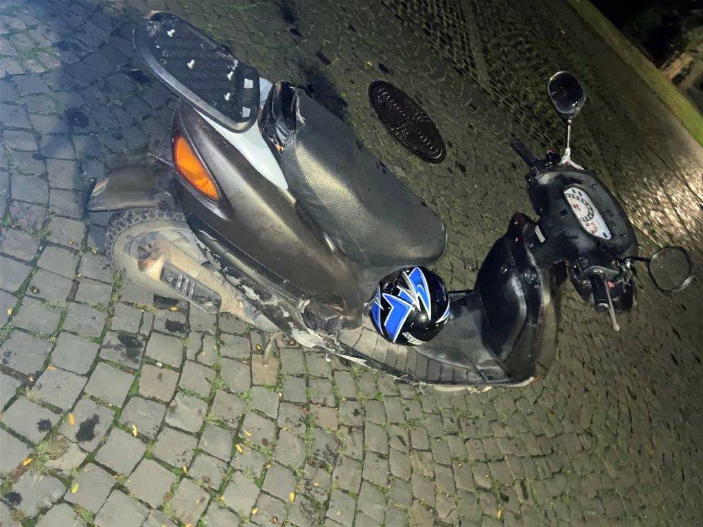 Sichergestellter Honda Roller und Helm in