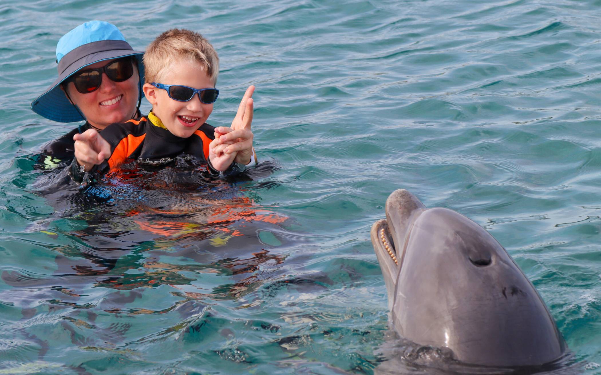  Jan und seine Trainerin arbeiteten jeden Tag mit Delfin Kanoa im Wasser.  