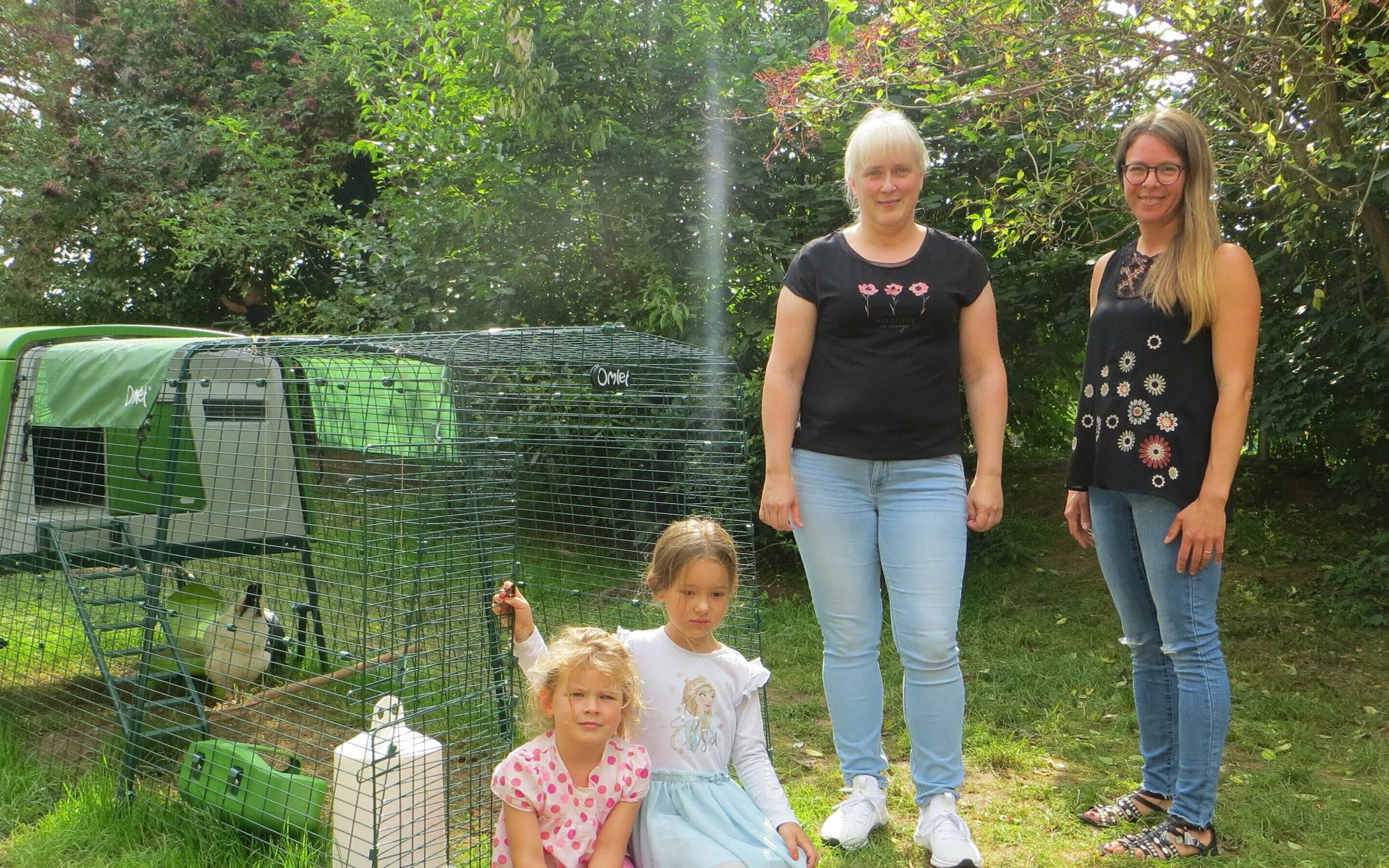  Clara und Ida freuen sich ebenso wie Kita-Leiterin Susanne Dohmen (l.) und Carolin Unterdorfer, Vorsitzende des Fördervereins (r.), über das neue Hühner-Projekt. 