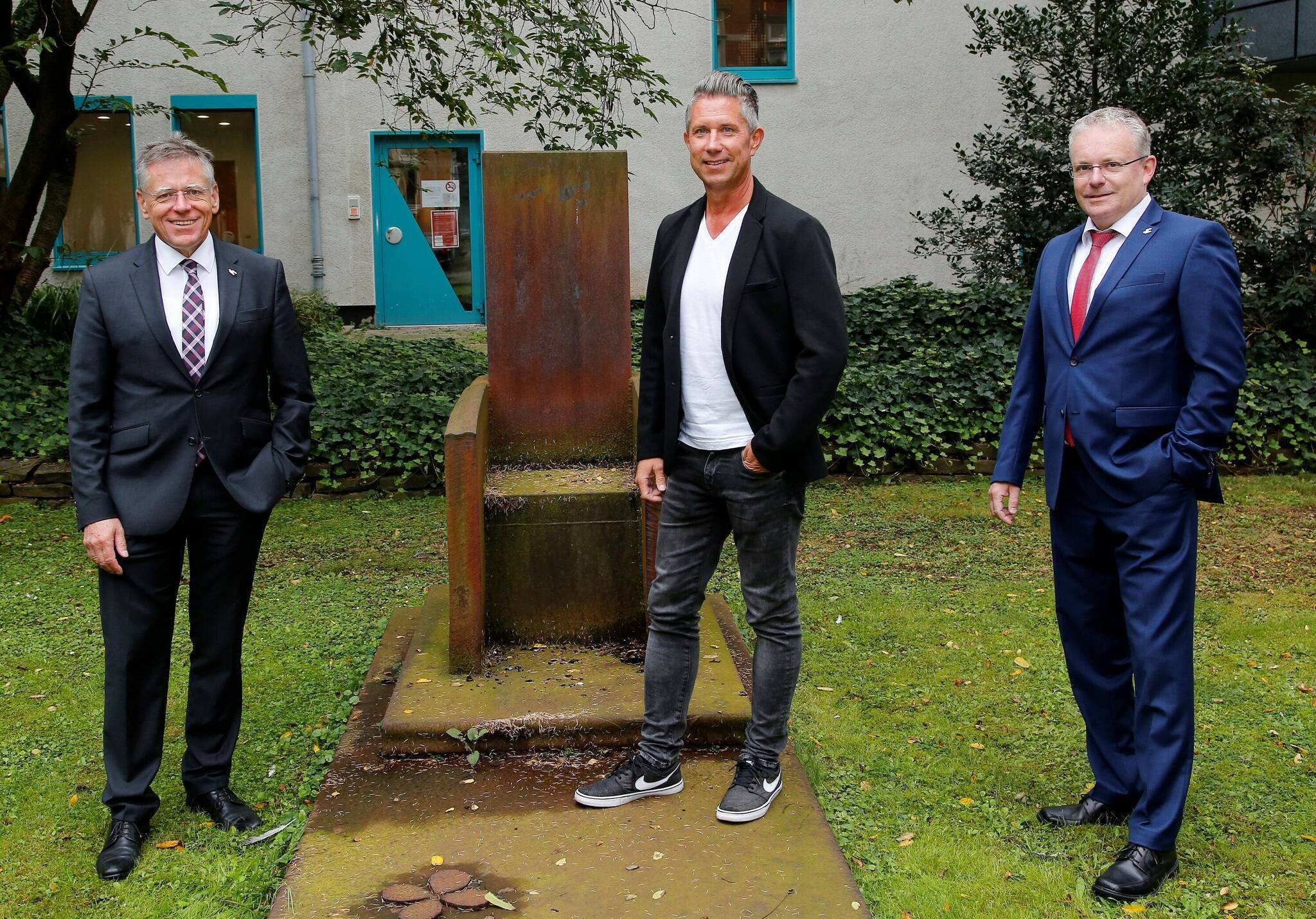  Landrat Hans-Jürgen Petrauschke und Personalamtsleiter Jörg Arndt mit Markus Schneider, der im Kreis Euskirchen Amtshilfe im Bereich der Abfall-Logistik leistet. 