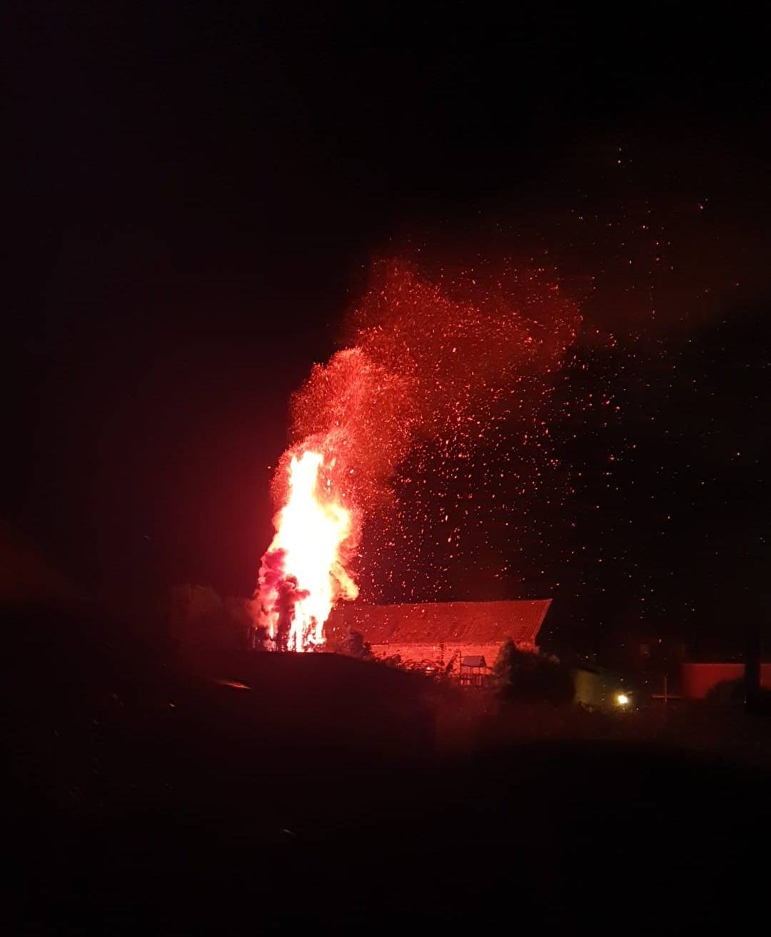  Der Heckenbrand war im ganzen Ort zu sehen. 