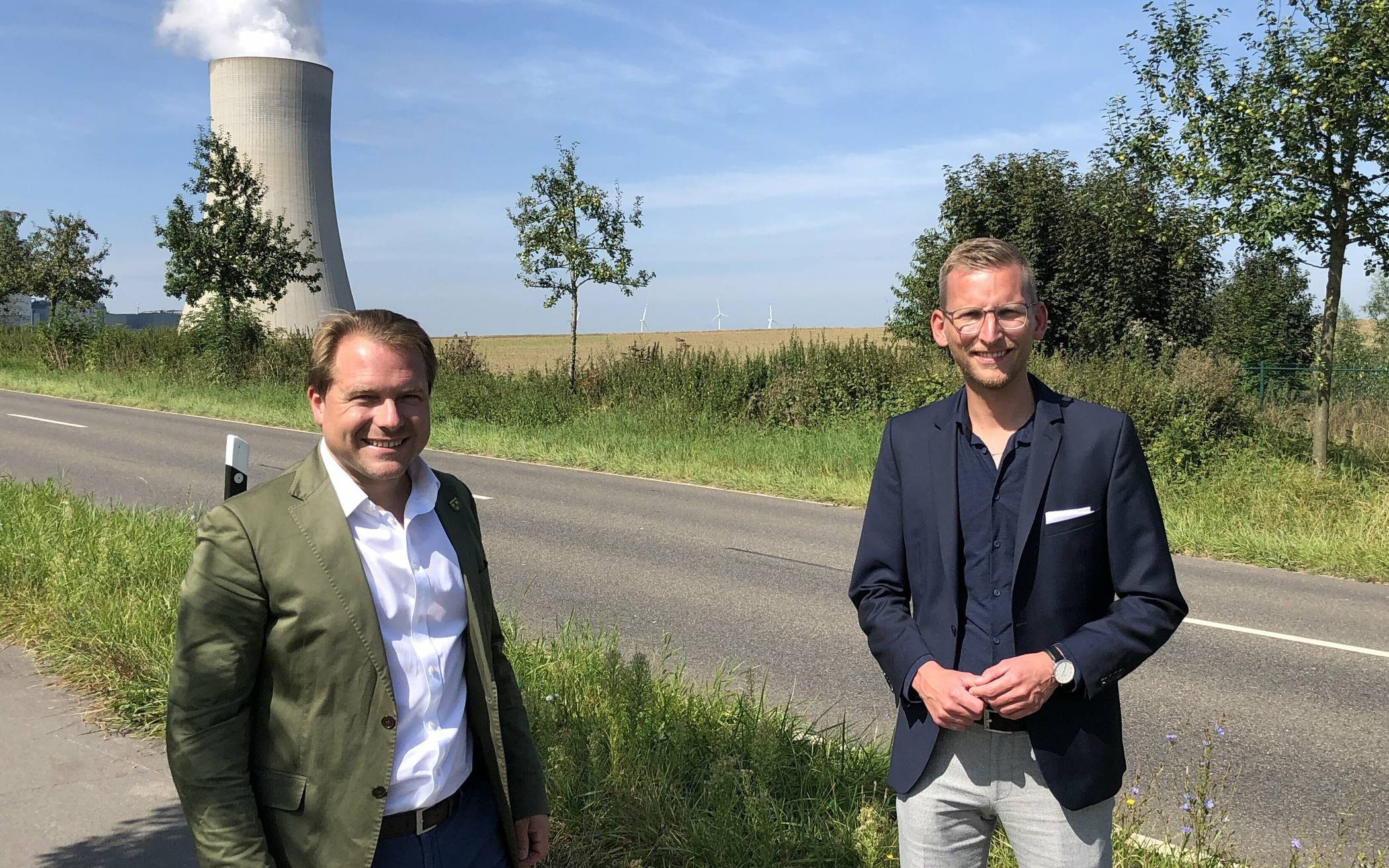  Bürgermeister Martin Mertens und SPD-Bundestagskandidat Daniel Rinkert vor der Kraftwerkserweiterungsfläche. 