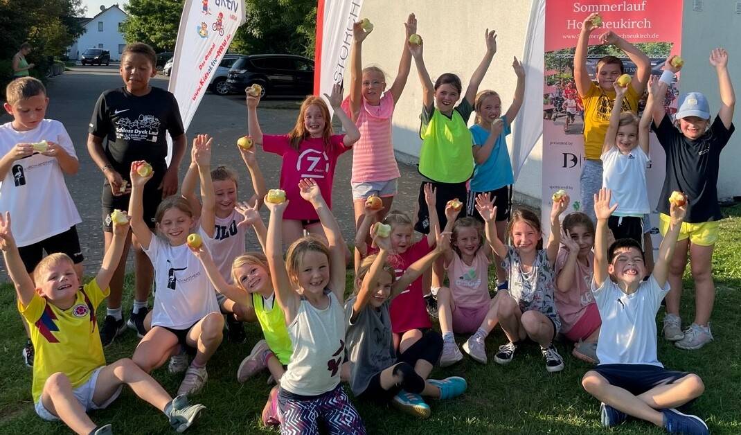  Diese Kids bereiten sich jeden Mittwoch auf den Sommerlauf vor: Mit ganz viel Spaß führt Organisator Robin Pesch die Kinder an den Laufsport ran.  