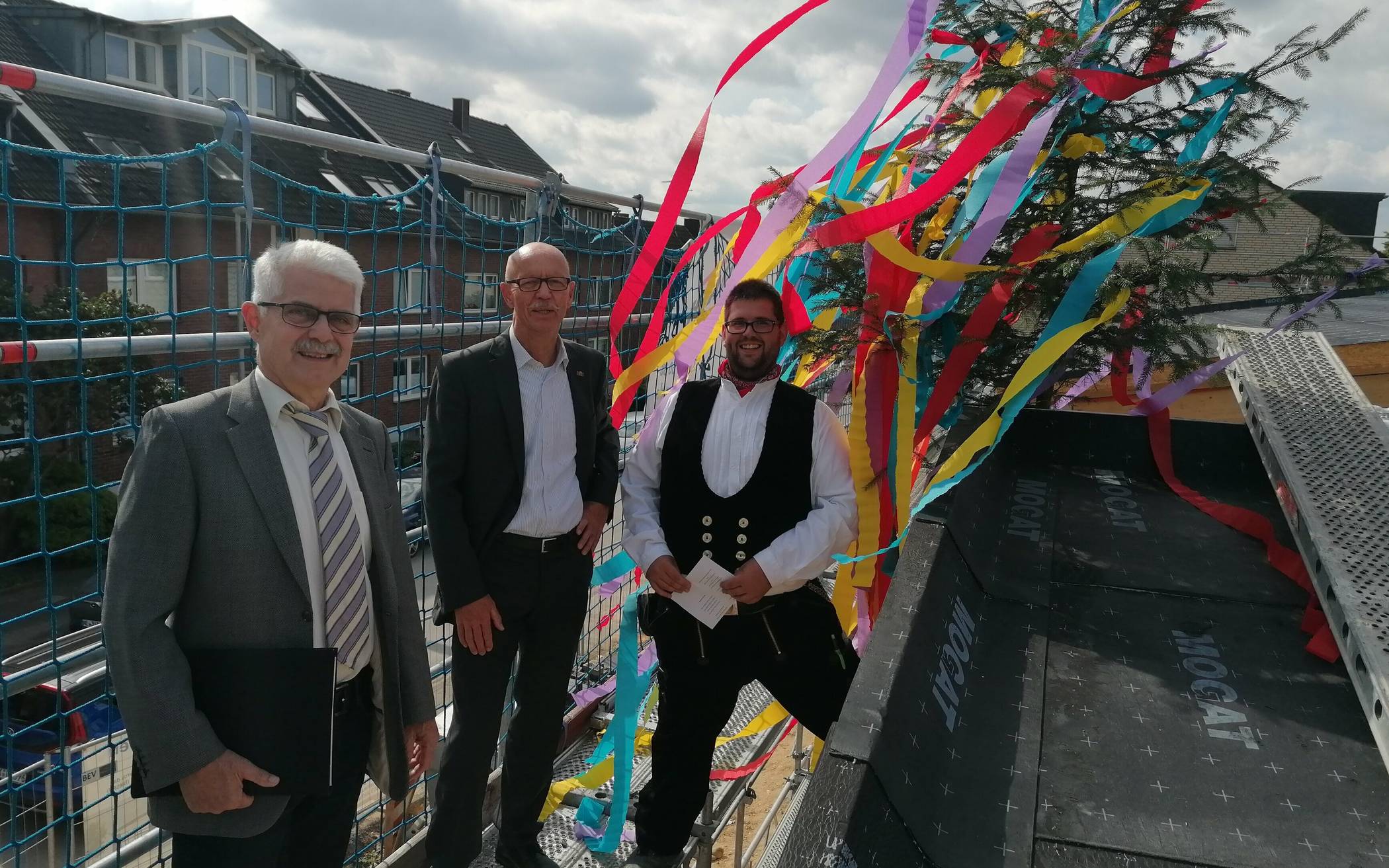  Sie waren zum Richtspruch oben auf dem Dach: Oswald Duda, Harald Zillikens und Tobias Geschwind.  