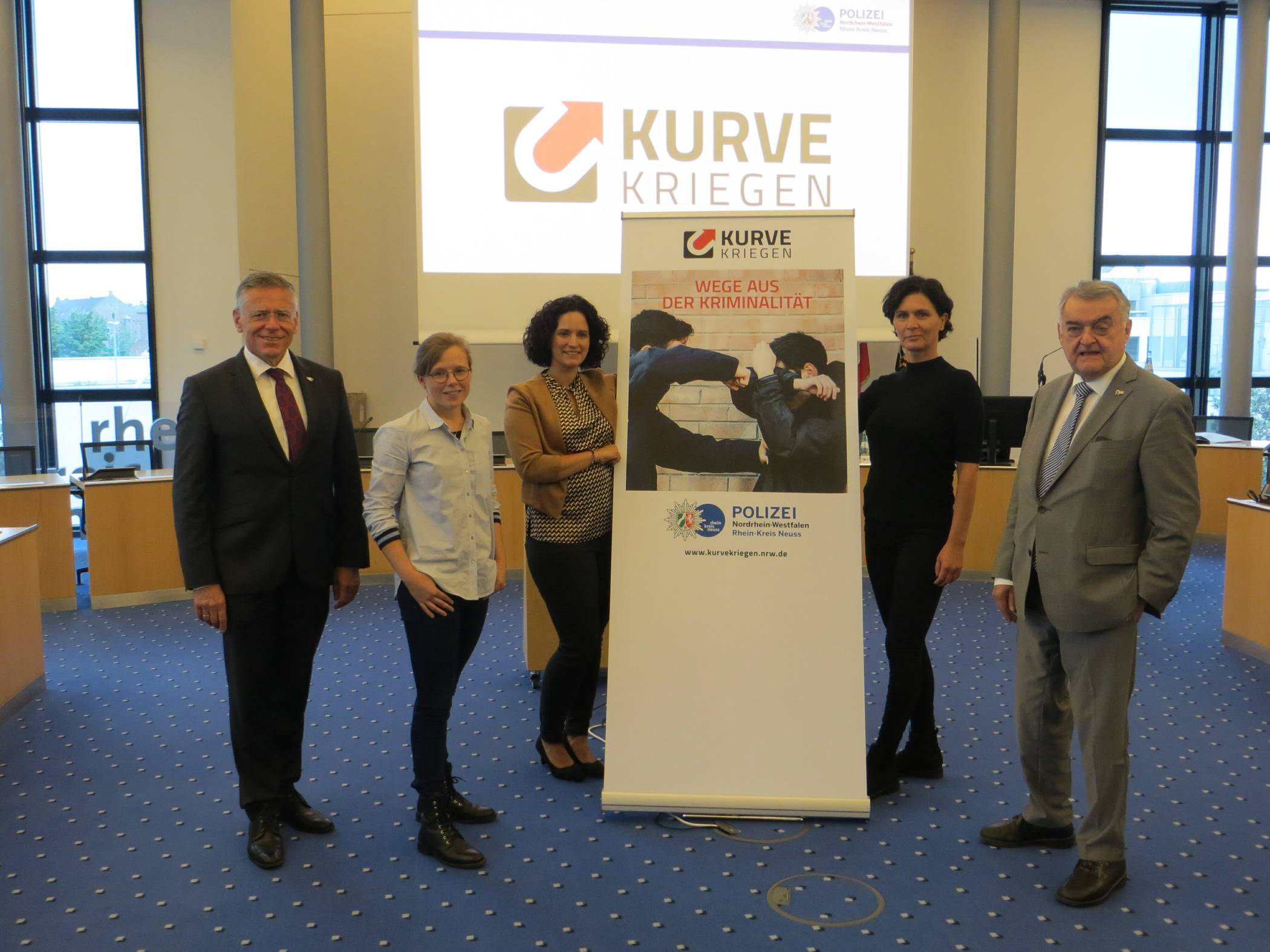  Von links: Landrat Hans-Jürgen Petrauschke, Sara Glanz, Stephanie Pampel, Madeleine Geraths und Innenminister Herbert Reul. 