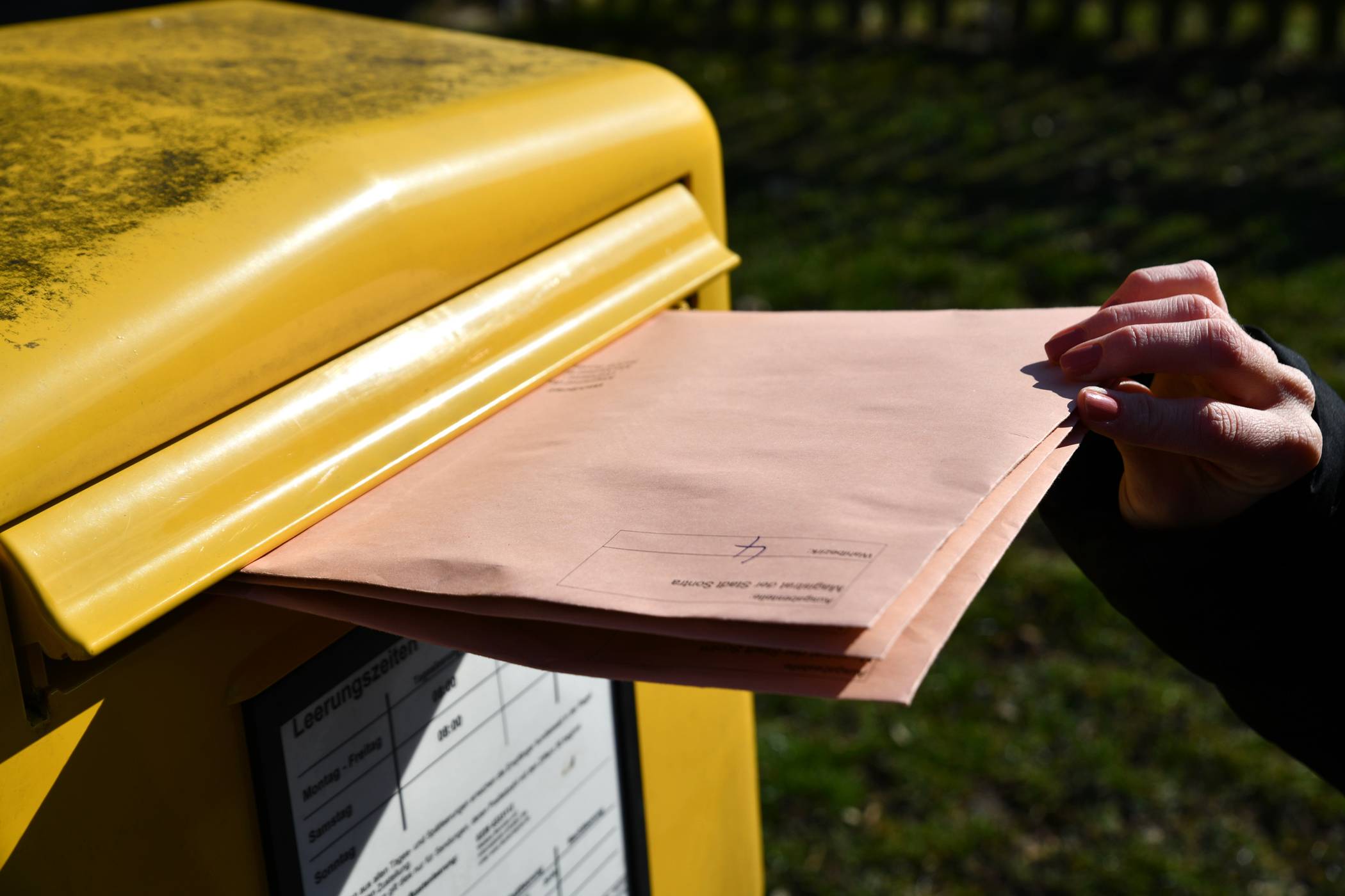  Die Briefwahlunterlagen müssen zügig in den Briefkasten. Darauf hat der Rhein-Kreis hingewiesen. 