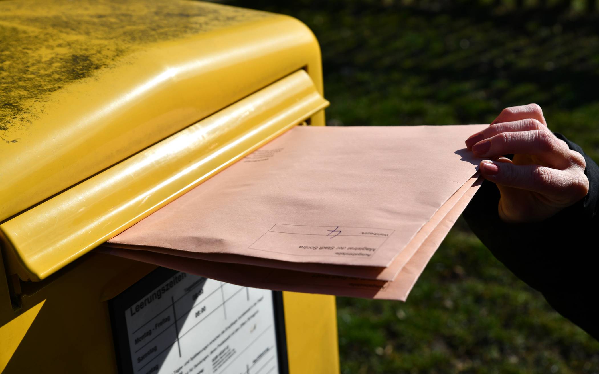  Die Briefwahlunterlagen müssen zügig in den Briefkasten. Darauf hat der Rhein-Kreis hingewiesen. 