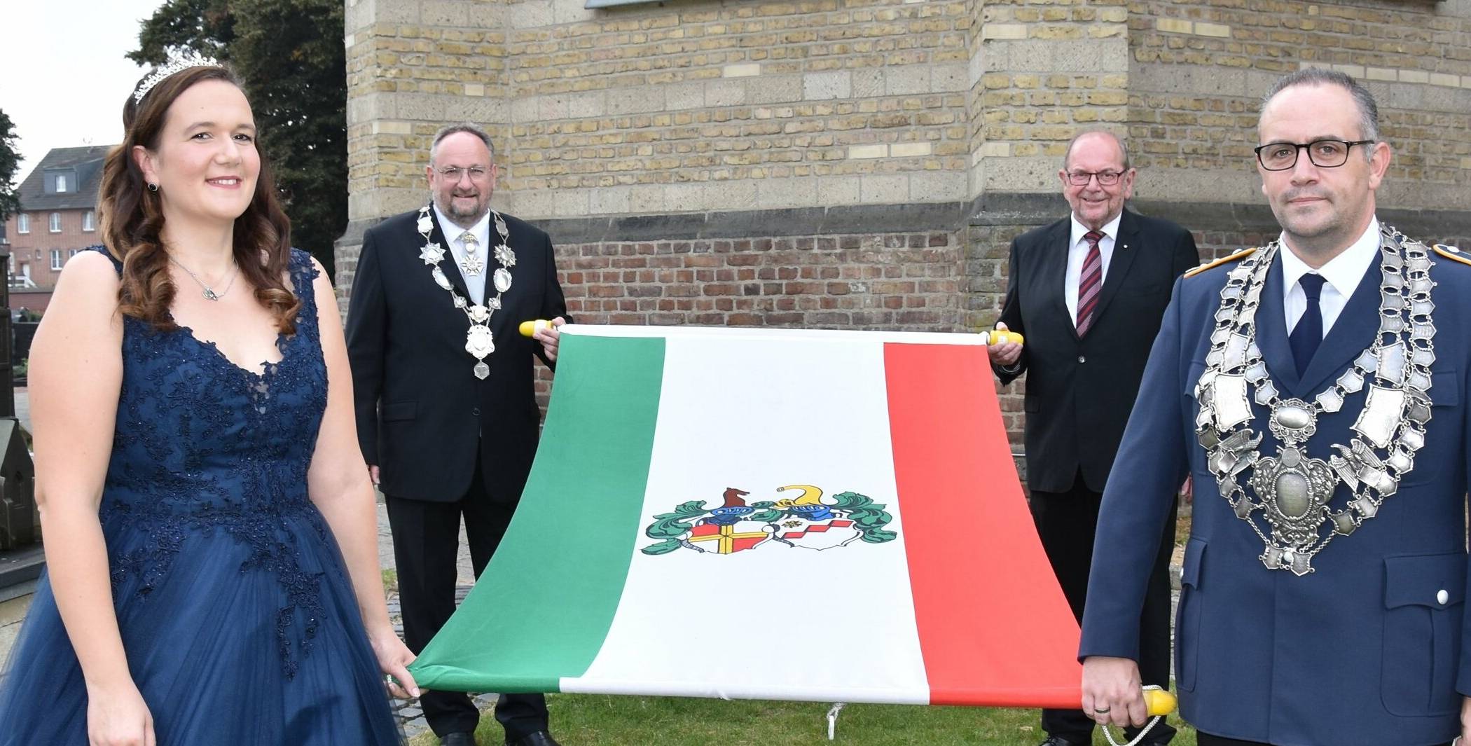  Königin Kerstin und König Sven I. Hösen (vorne) mit Präsident Rolf Jungmann (hinten links) und 1. stellvertretenden Bürgermeister Edmund Feuster. 