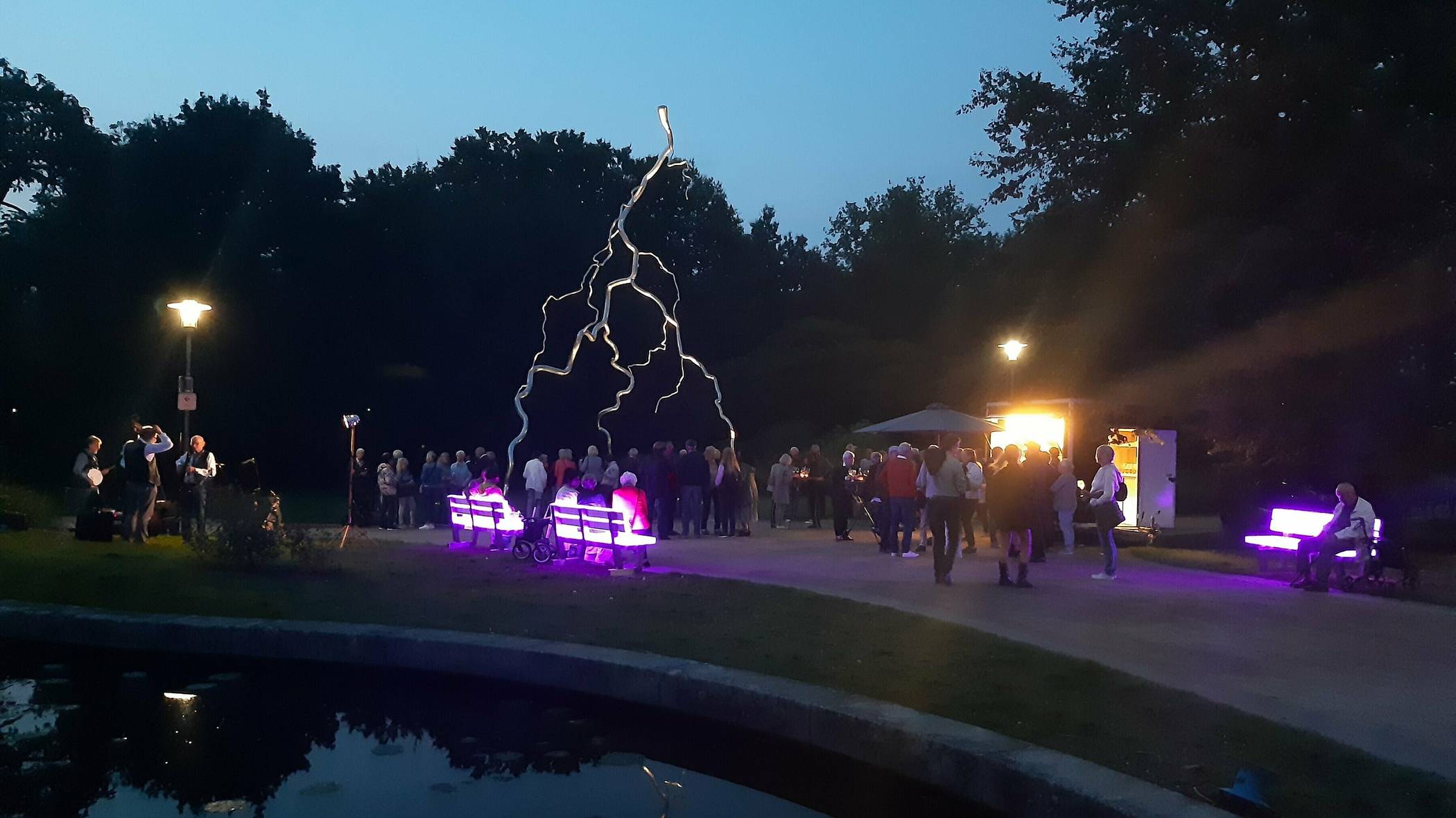  In den Abendstunden sorgen die leuchtenden Bänke für eine besondere Stimmung. 