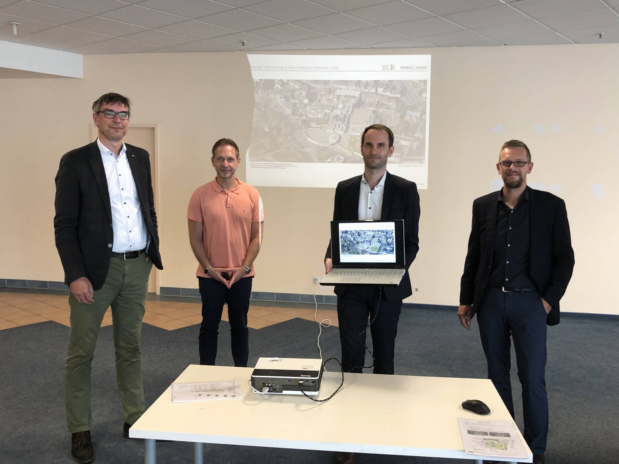  Dezernent Florian Herpel, Center-Manager Marcus Töpp, Planer Michael Müller und Architekt Markus Schmale bei der Präsentation der Pläne. 