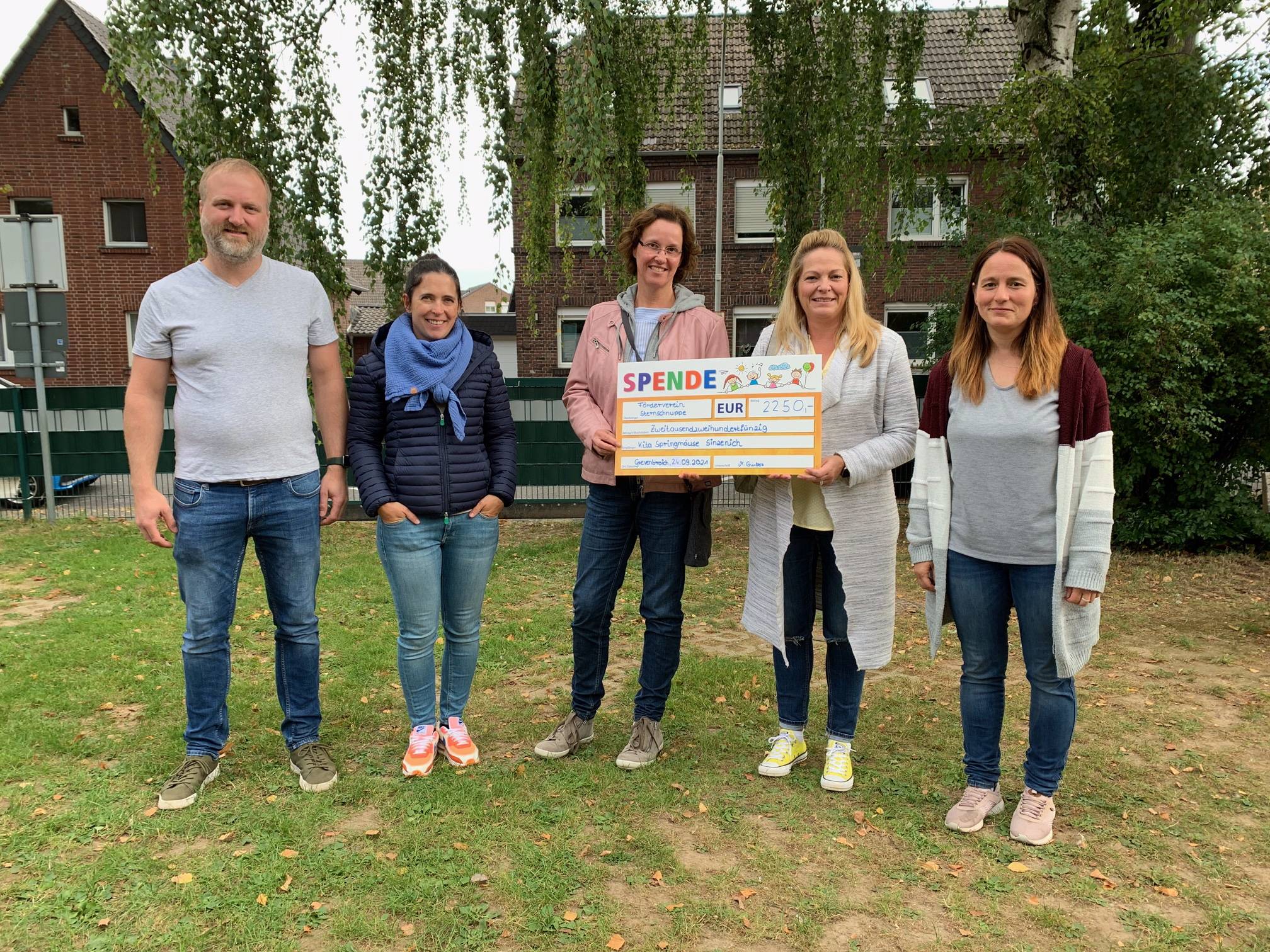  Von links: Andreas Berghoff, Vizevorsitzender des Kita-Fördervereins, Martina Schulte, Kassiererin des Kita-Fördervereins, Karin Zingsheim, Anja Hoscheid, Leitung des Zülpicher Kindergartens „Springmäuse“ und Monika Giesbers, Leiterin der Grevenbroicher Tageseinrichtung „Sternschnuppe“ 