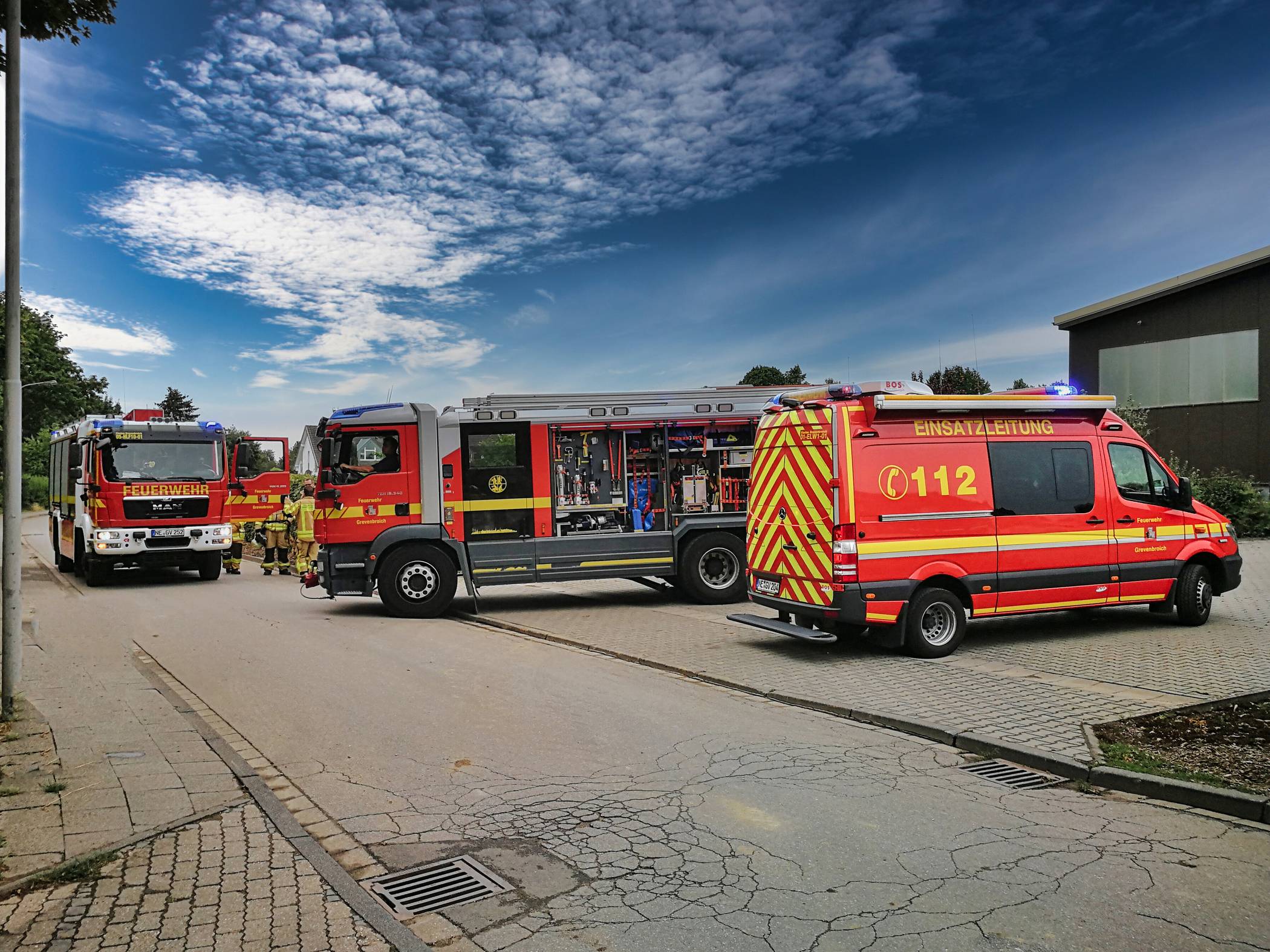  Die Einsatzkräfte der Grevenbroicher Feuerwehr (Symbolfoto) retteten eine hilflose Katze. 