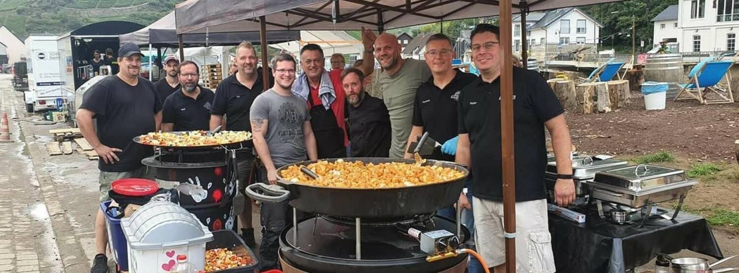  Gemeinsam stark für Menschen in Not: Die Griller aus Jüchen fahren regelmäßig in ihrer Freizeit in die Hochwassergebiete, um Essen zuzubereiten.  