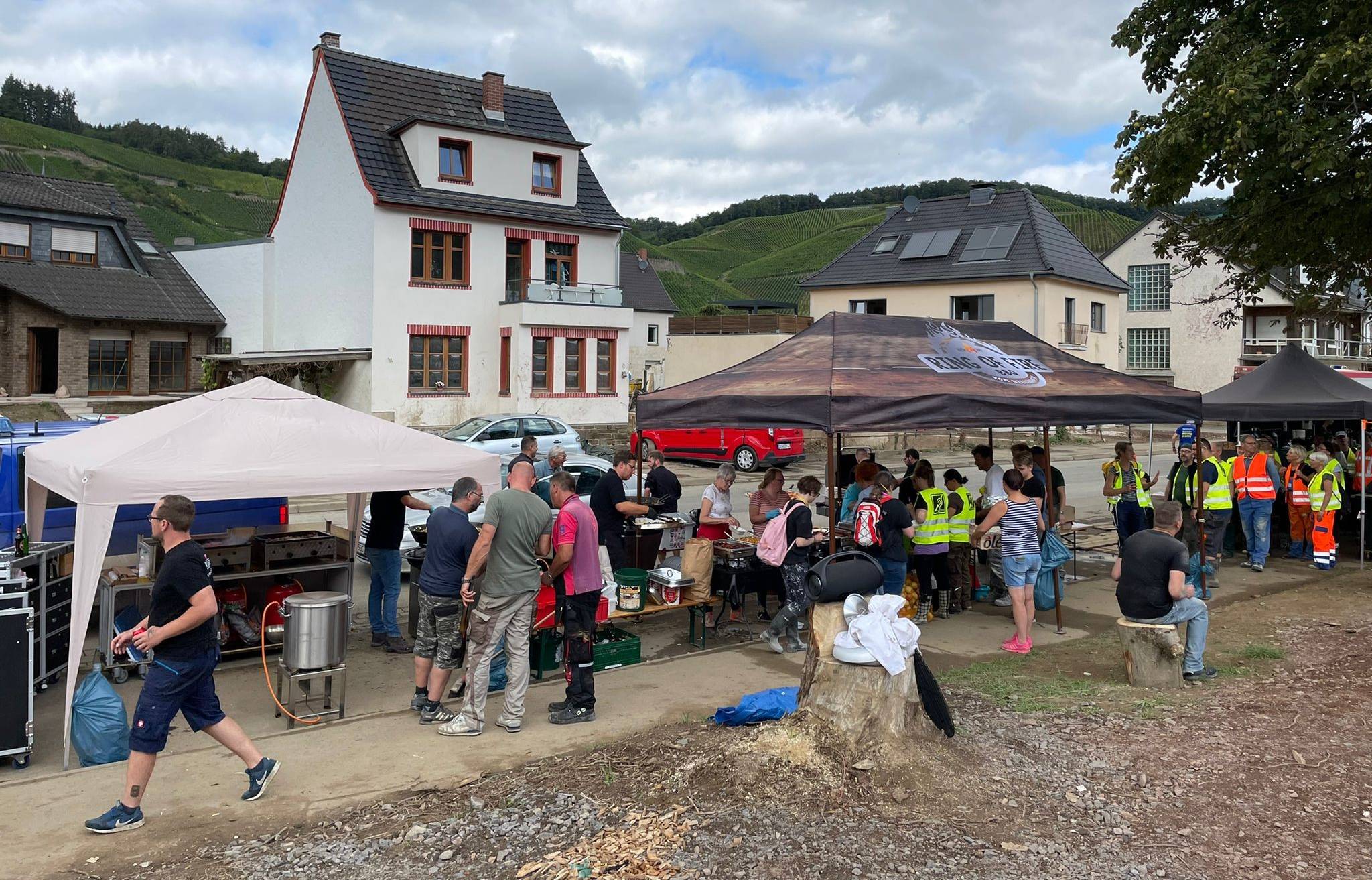  Viel los am Stand der Jüchener Griller. Die Hilfe wird gerne angenommen. 