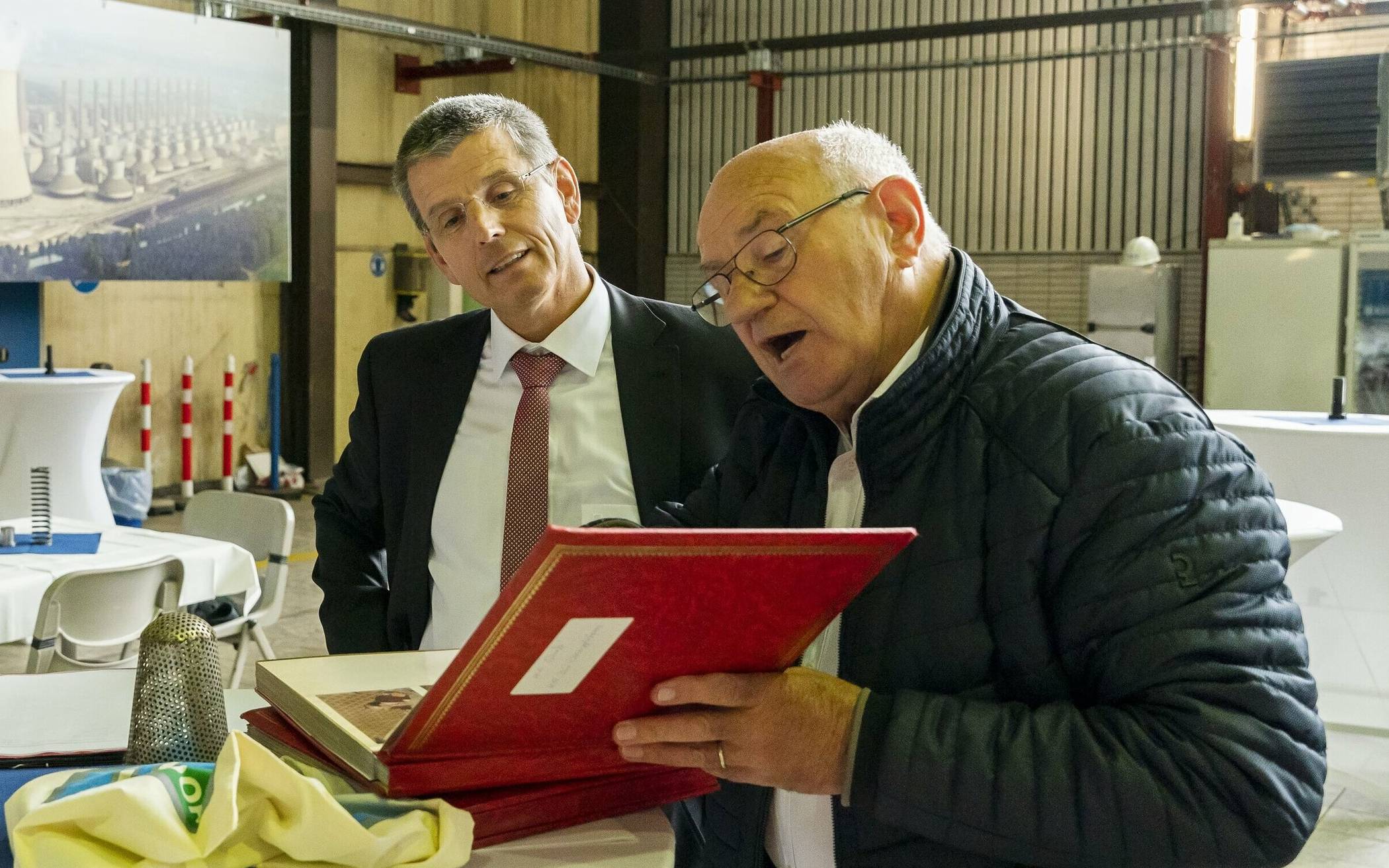  Von links: RWE-Power-Vorstand Lars Kulik und Willi Spieß schwelgten bei der Abschiedsfeier in Erinnerungen. 