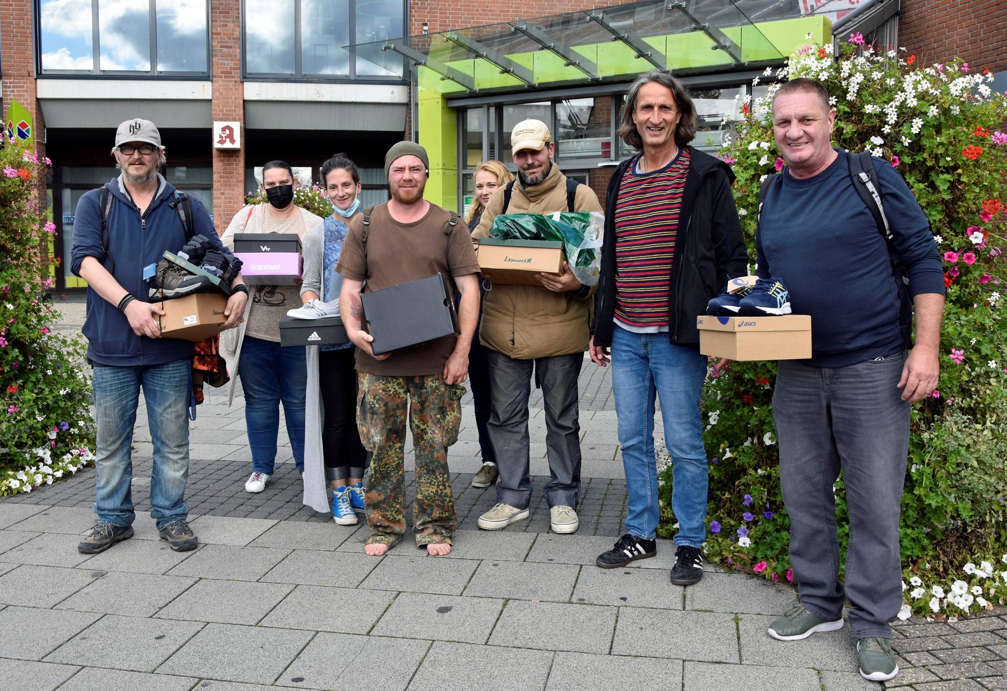 Schuhaktion für den Winter bei der Caritas im Rhein-Kreis: In Grevenbroich gingen Oliver Joeres (Zweiter von rechts), Mitarbeiter der „Fachberatungs- und Kontaktstelle für Wohnungslose Männer“ (FaKt), und Sonja Ottaviano (Vierte von rechts), Mitarbeiterin der „Fachberatungs- und Kontaktstelle für Frauen“ (Frau-Ke), mit ihren Klienten neue Schuhe kaufen. Finanziert wird die Aktion durch eine Spendenaktion des Diözesan-Caritasverband Köln.  