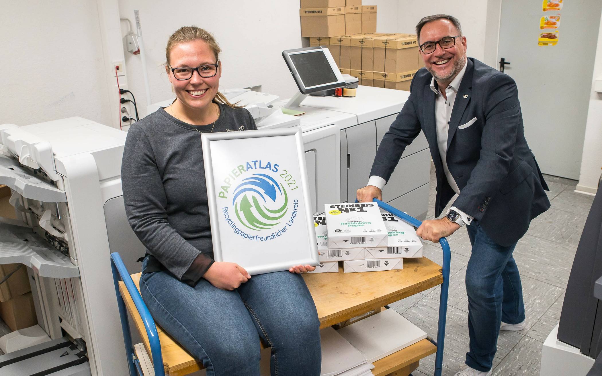  Kreisdezernent Harald Vieten und Sarah Peitz vom Amt für Gebäudewirtschaft freuen sich über die Auszeichnung als recyclingpapierfreundlicher Landkreis. 