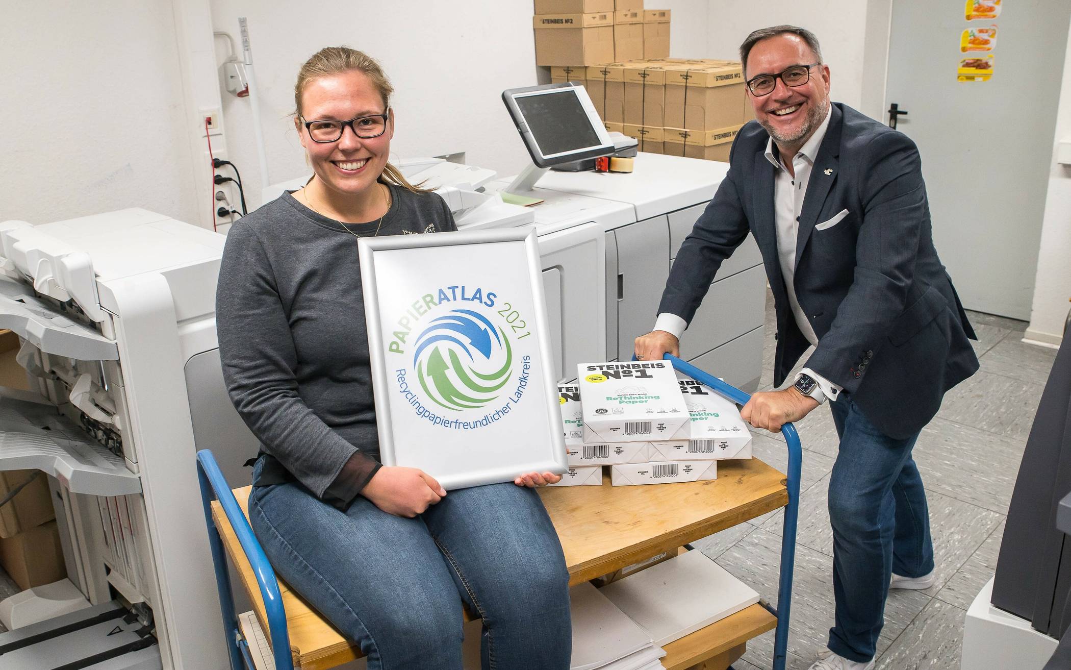 Kreisdezernent Harald Vieten und Sarah Peitz