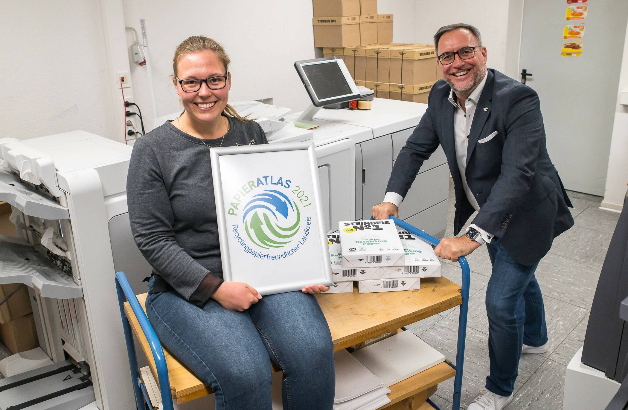  Kreisdezernent Harald Vieten und Sarah Peitz vom Amt für Gebäudewirtschaft freuen sich über die Auszeichnung als recyclingpapierfreundlicher Landkreis. 