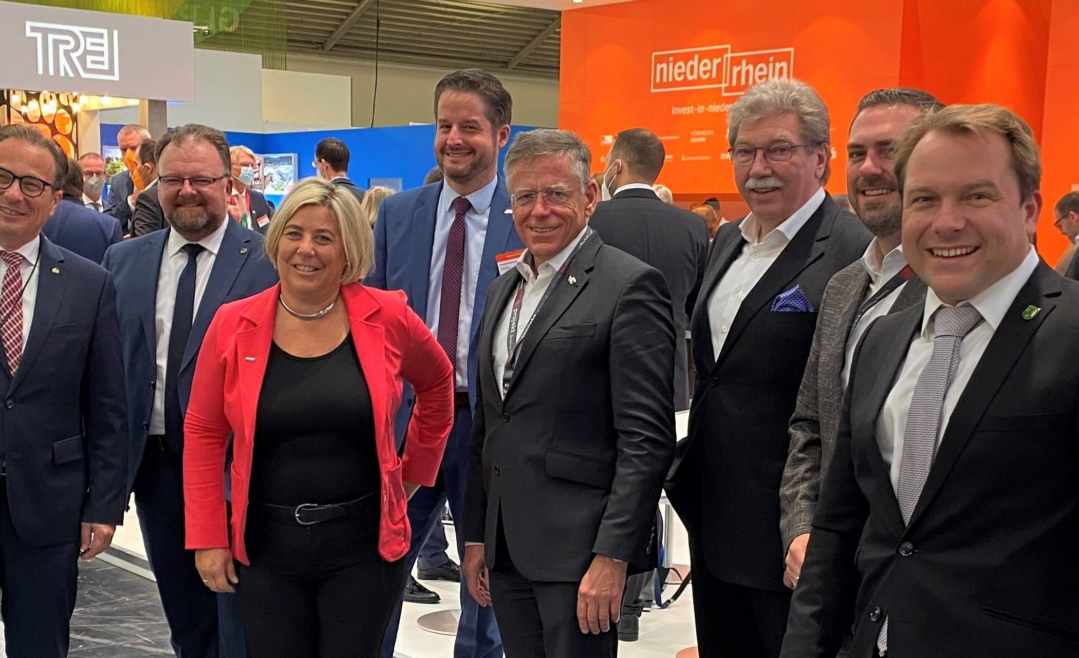  Landrat Hans-Jürgen Petrauschke traf sich bei der „Expo Real“ in München mit den Vertretern der Kreiskommunen am Stand der "Standort Niederrhein GmbH". 