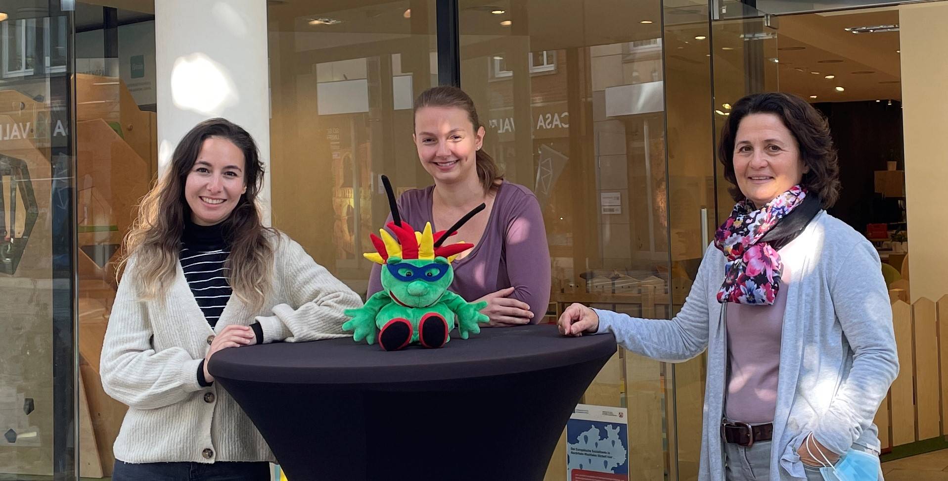  „Lubo aus dem All“ ist vor dem neuen Familienbüro in der Fußgängerzone gelandet. 