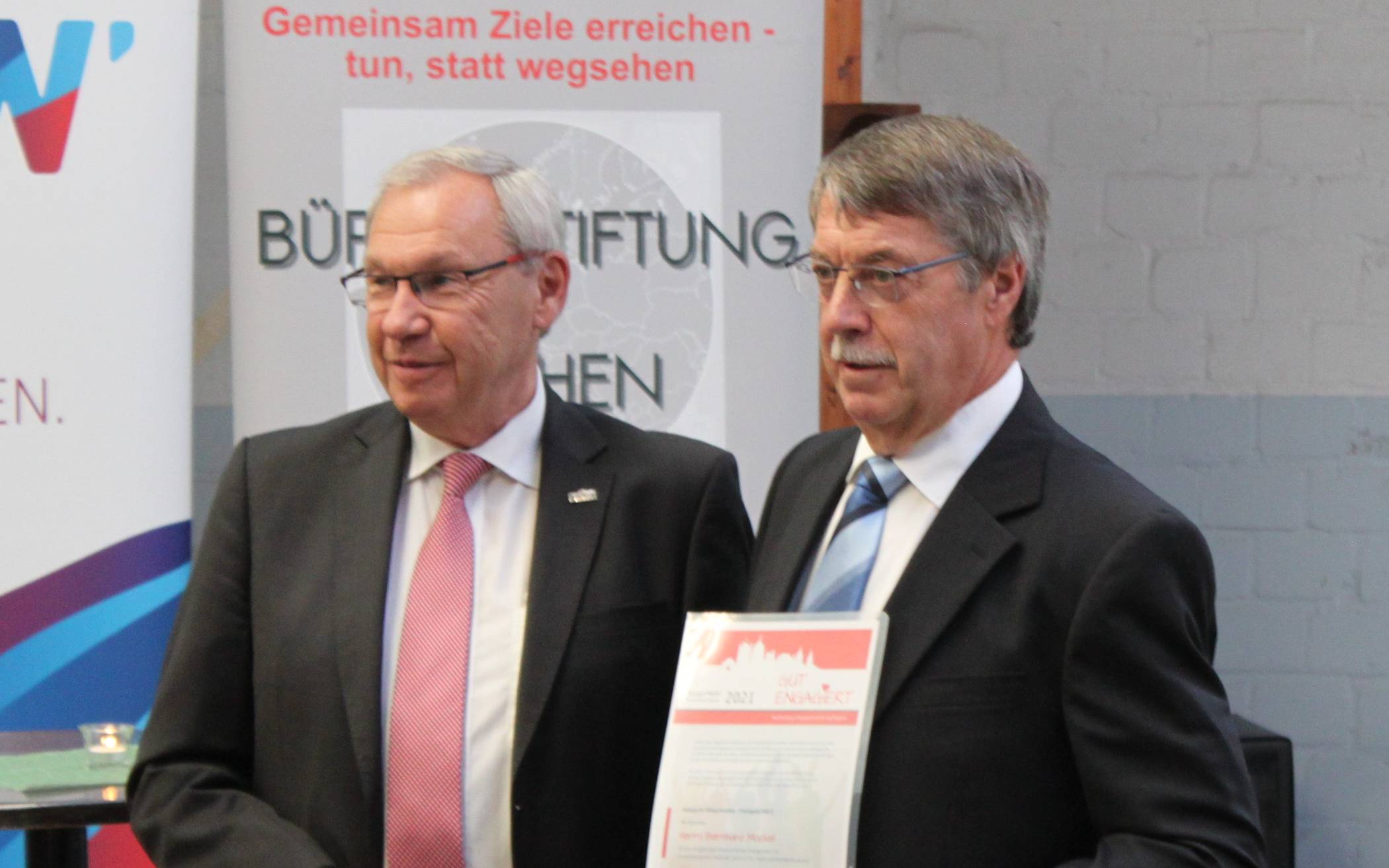  Joachim Drossert, Vorsitzender Bürgerstiftung Jüchen (links), hielt die Laudation auf Preisträger Bernd Mockel. 
  
