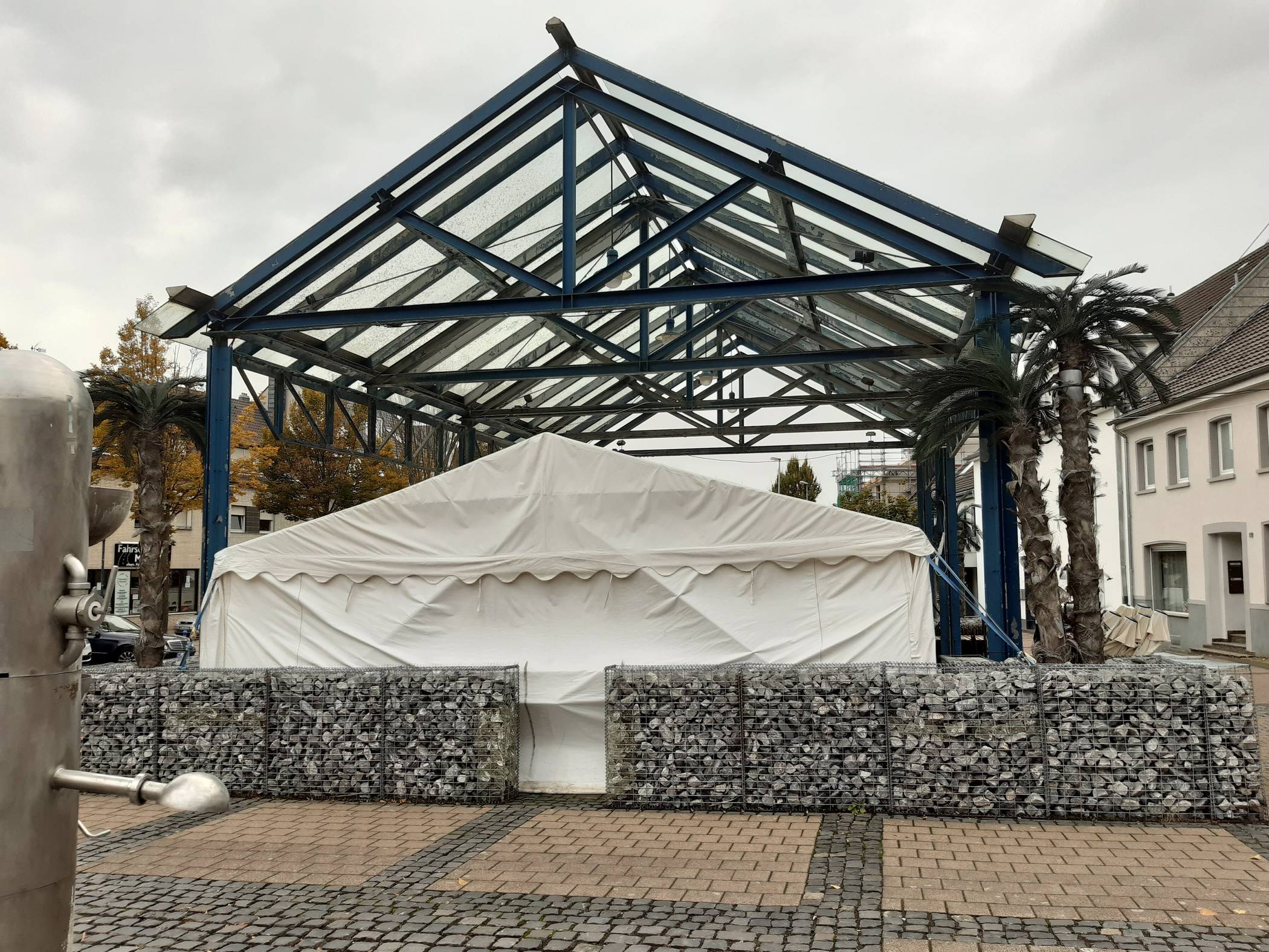  Der Rückbau der großen Halle – auch als „Scheune“ bekannt – und die Entfernung der Gabionen vor Markt 21 wurden angeregt. 