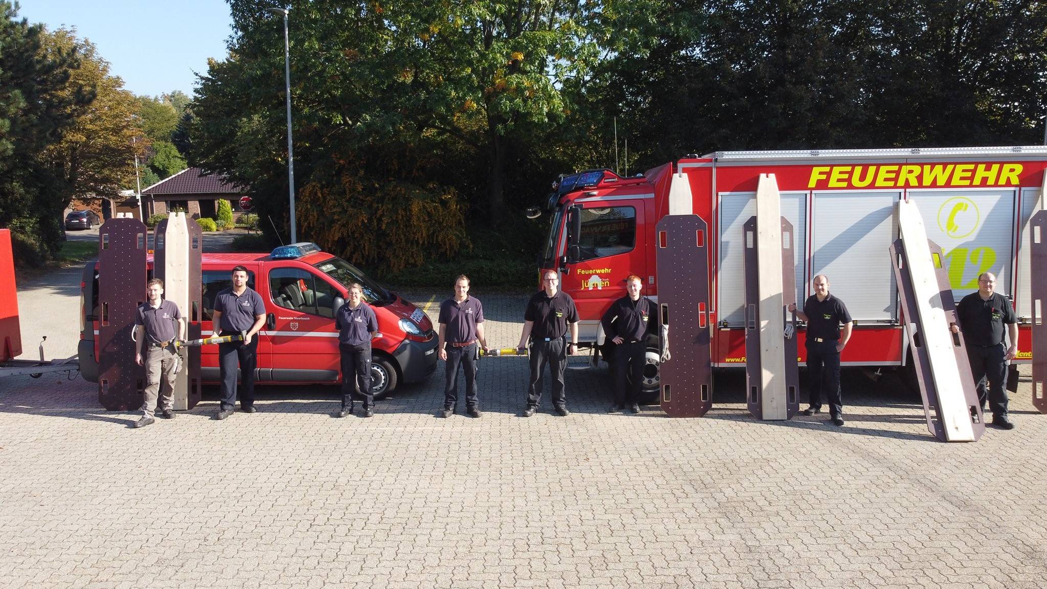  Jeweils vier Feurwehrmänner beziehungsweise -frauen aus Jüchen und Meerbusch waren an dem interkommunalen Projekt „Rettungstafeln“ beteiligt. 