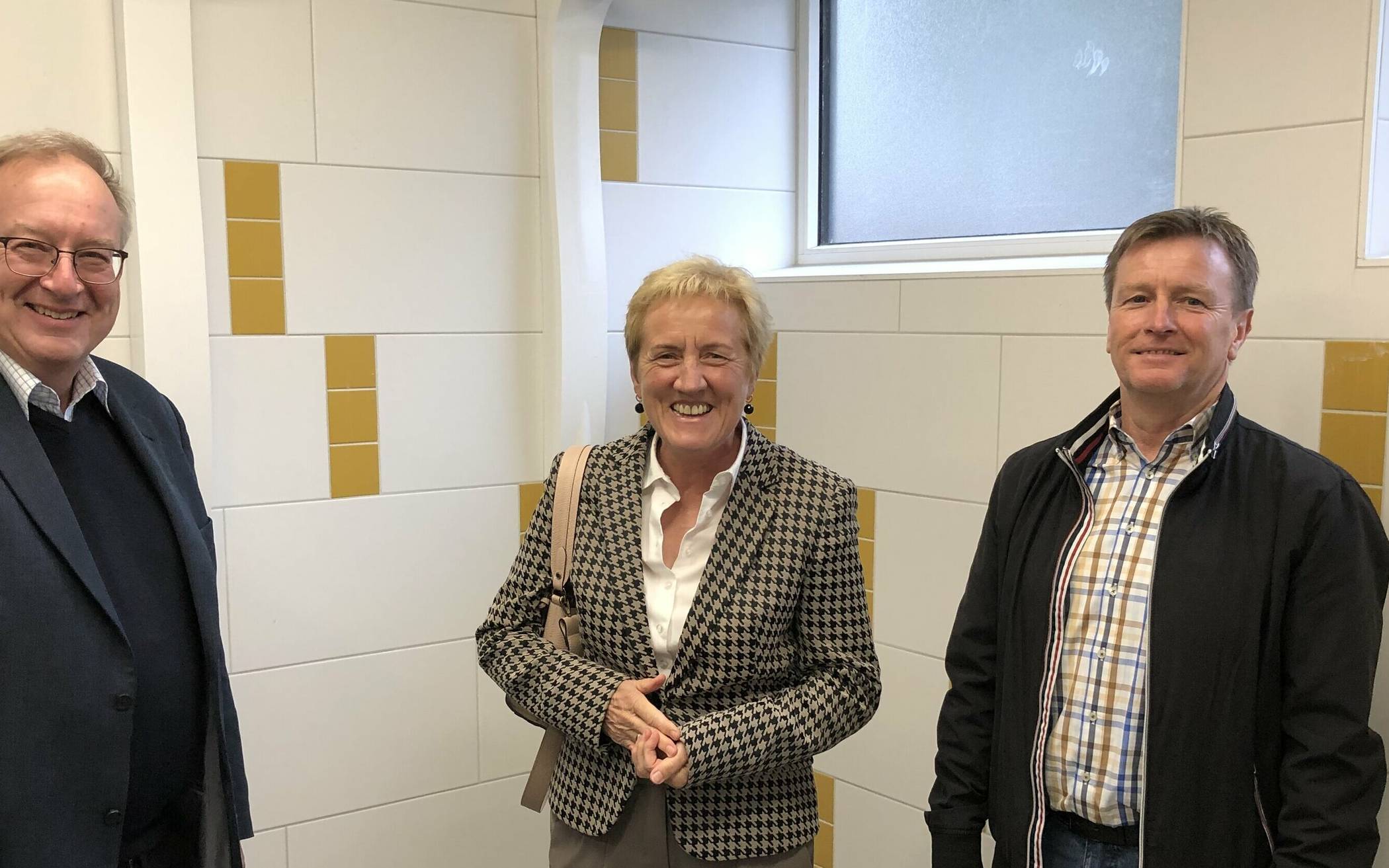   Monika Stirken-Hohmann bewunderte gemeinsam mit Michael Heesch und Ralf Stübben die fertigen Duschen mit den eingesetzten Zierfließen in „honiggelb“ (passend zu den SC-Farben). 