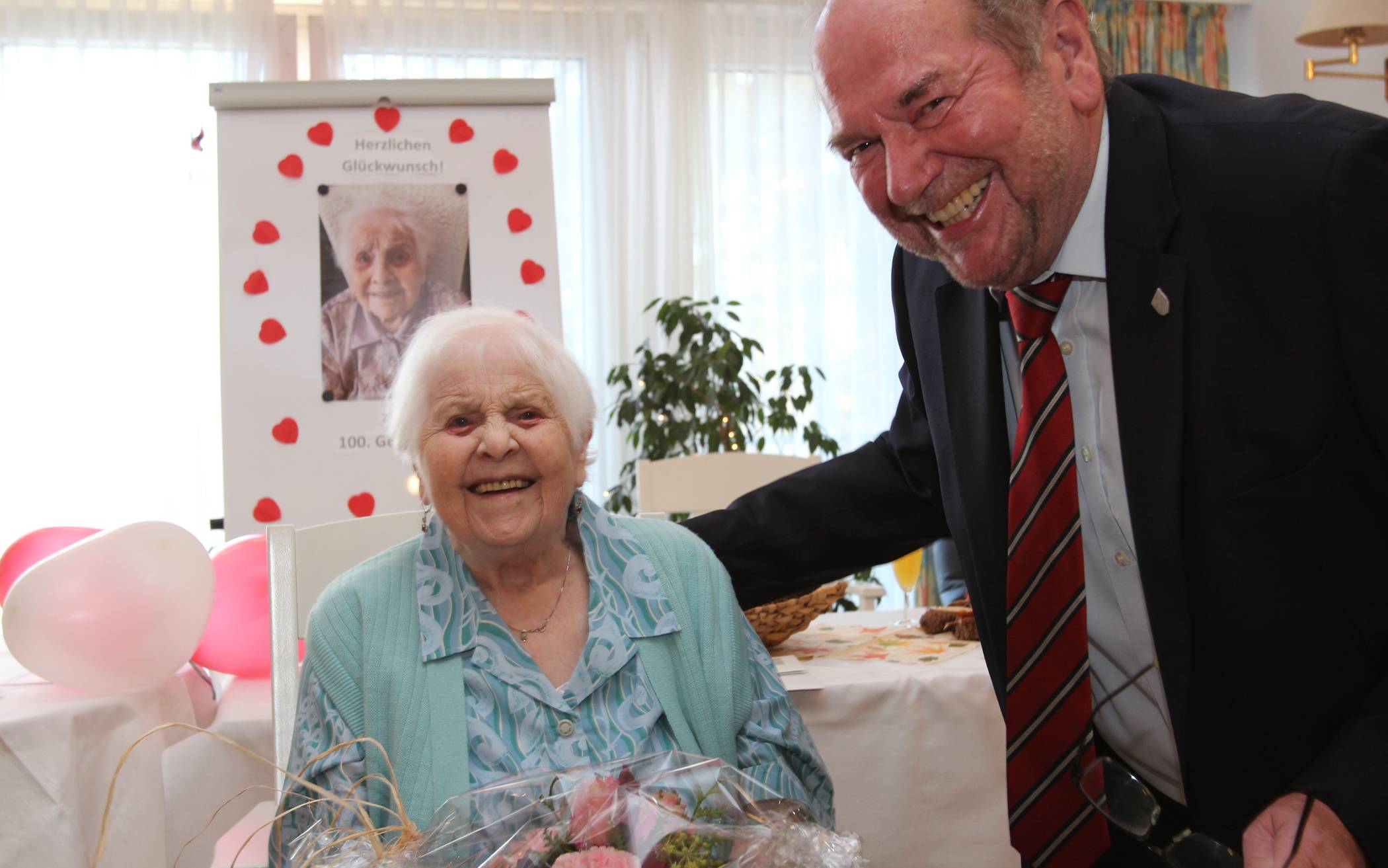 Vize-Bürgermeister Edmund Feuster gratulierte der Jubilarin Gertrud Winter im Namen der Stadt und überbrachte Glückwünsche des Kreises sowie des Landes. 